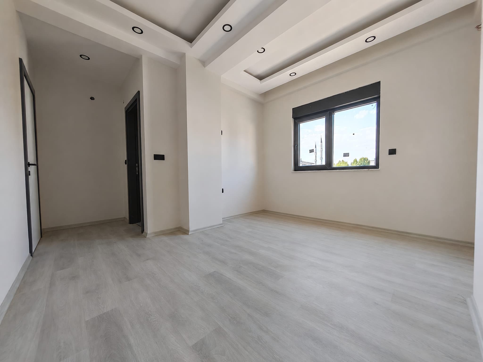 BAHÇEYAKA DA MERKEZİ KONUMDA LÜKS GENİŞ 2+1 SATILIK DAİRE