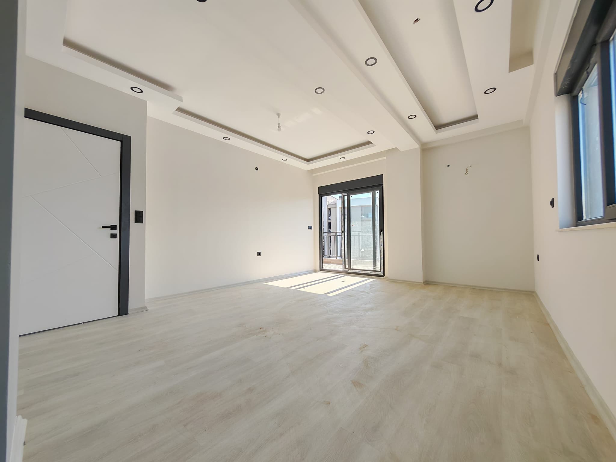 BAHÇEYAKA DA MERKEZİ KONUMDA LÜKS GENİŞ 2+1 SATILIK DAİRE