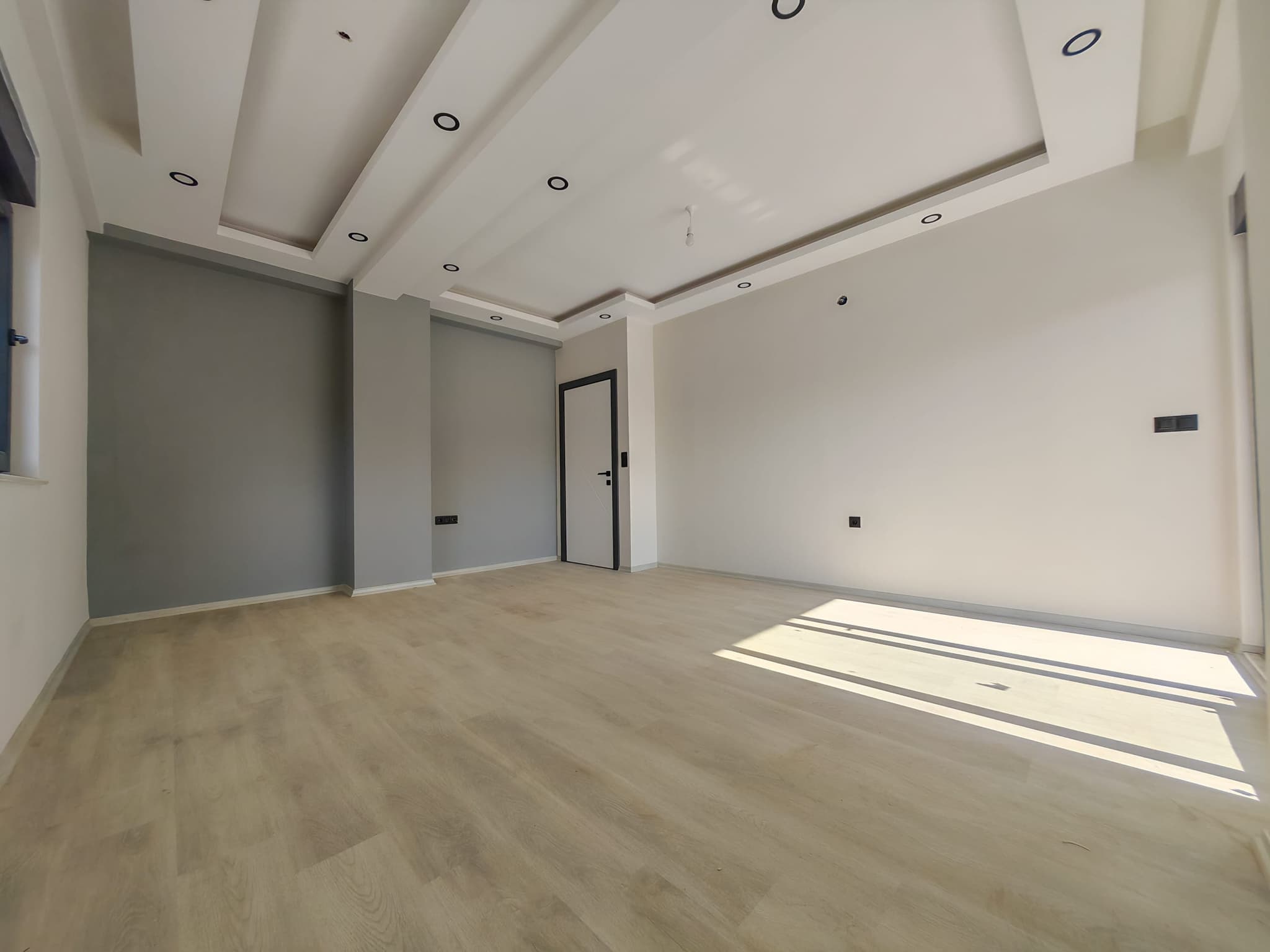 BAHÇEYAKA DA MERKEZİ KONUMDA LÜKS GENİŞ 2+1 SATILIK DAİRE