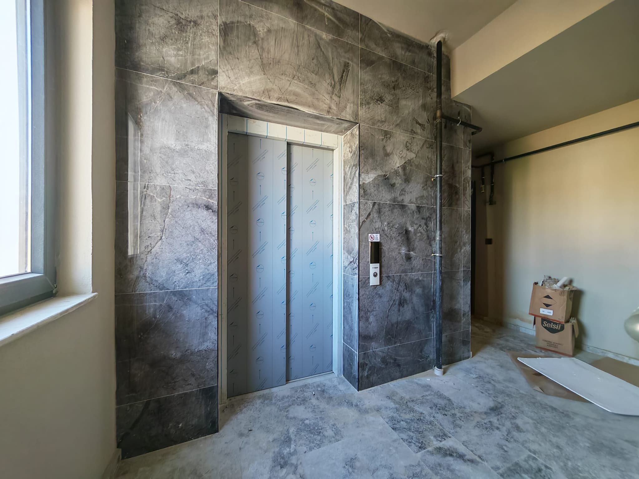 BAHÇEYAKA DA MERKEZİ KONUMDA LÜKS GENİŞ 2+1 SATILIK DAİRE