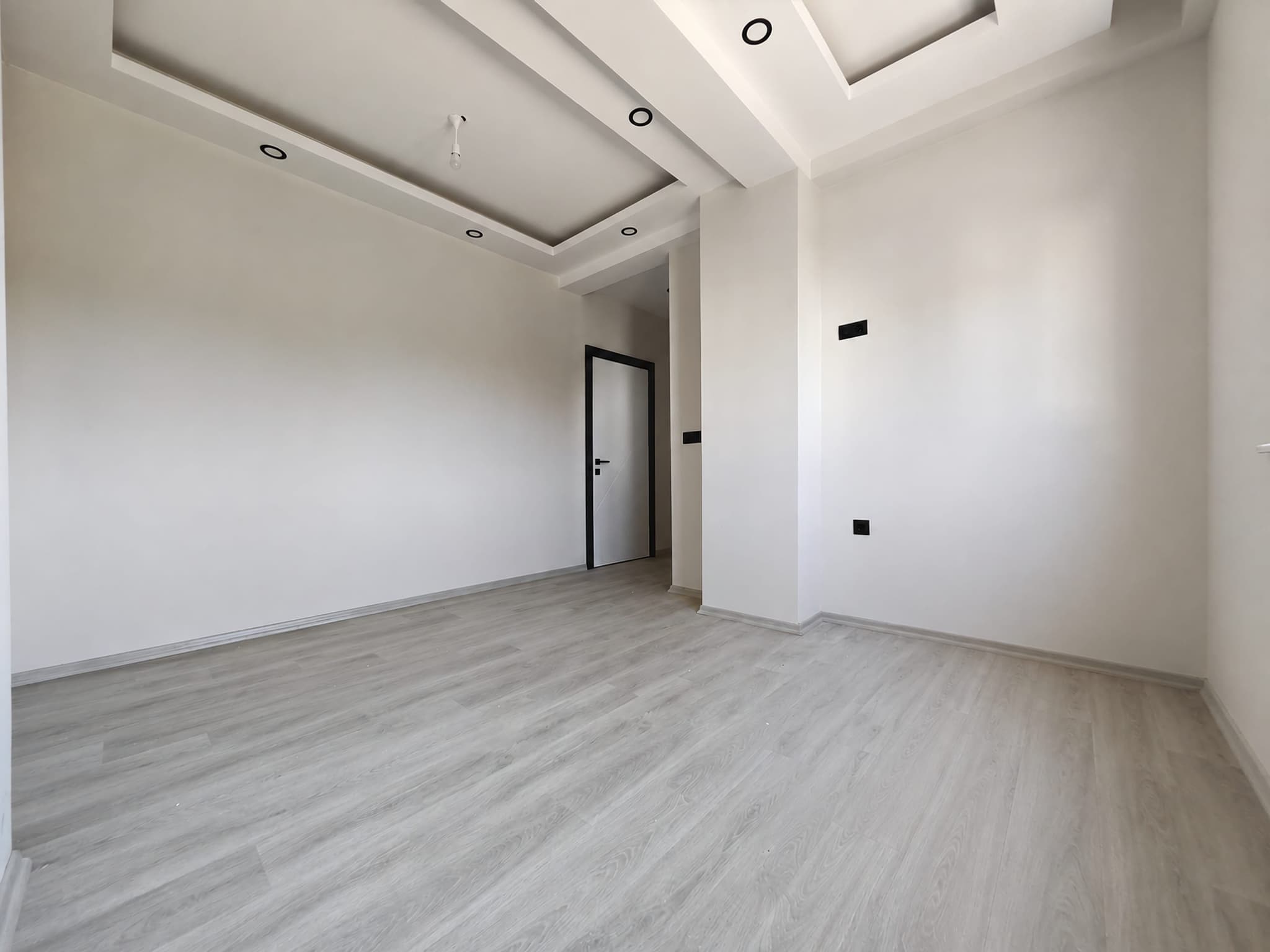 BAHÇEYAKA DA MERKEZİ KONUMDA LÜKS GENİŞ 2+1 SATILIK DAİRE