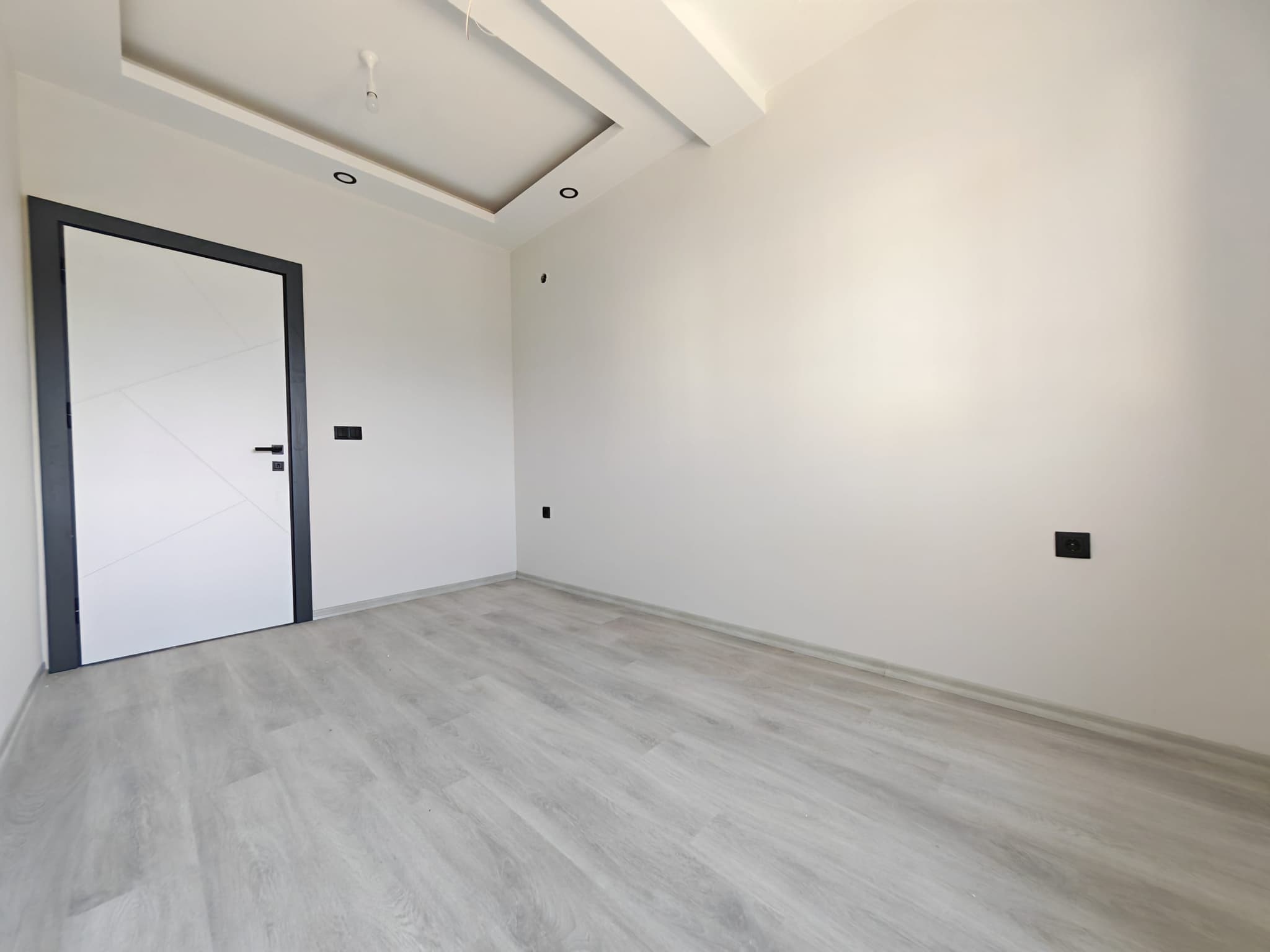 BAHÇEYAKA DA MERKEZİ KONUMDA LÜKS GENİŞ 2+1 SATILIK DAİRE