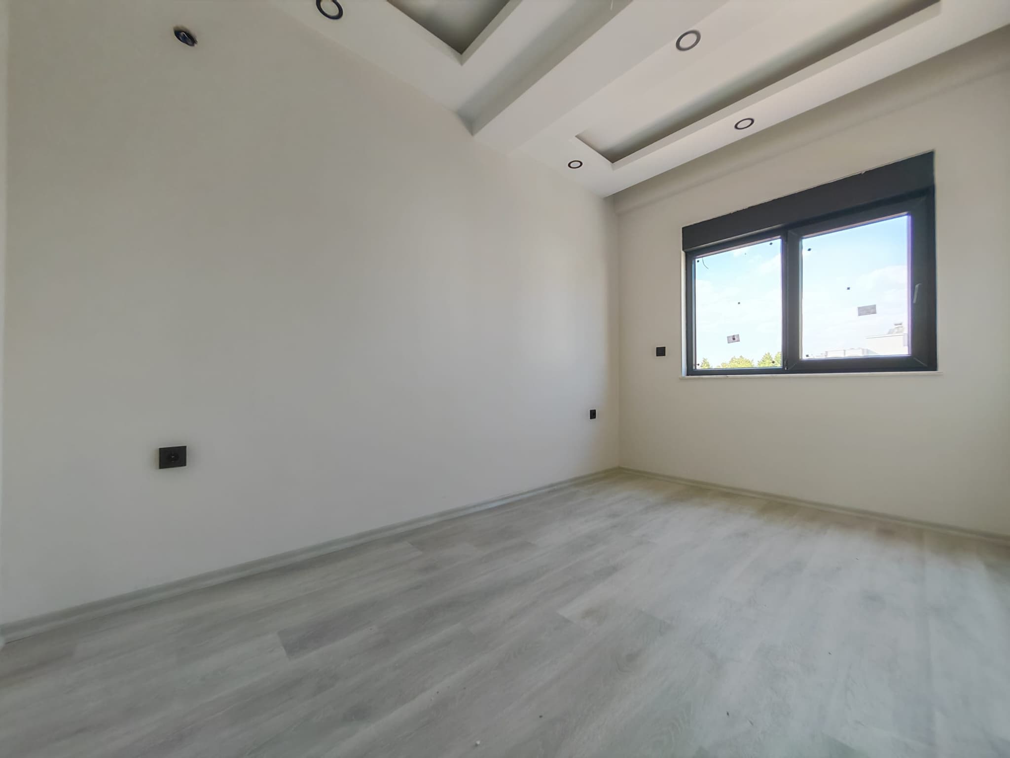 BAHÇEYAKA DA MERKEZİ KONUMDA LÜKS GENİŞ 2+1 SATILIK DAİRE
