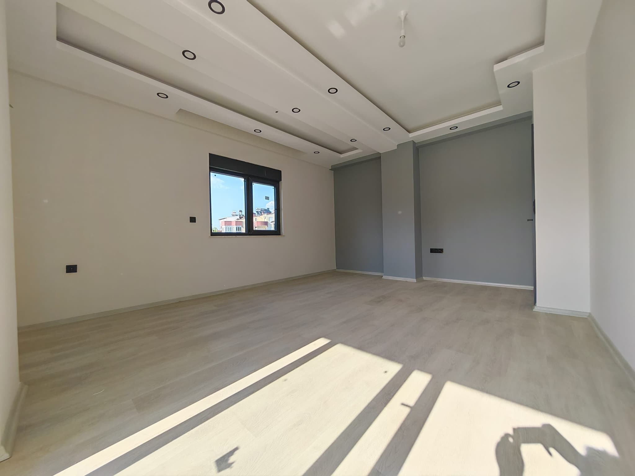 BAHÇEYAKA DA MERKEZİ KONUMDA LÜKS GENİŞ 2+1 SATILIK DAİRE