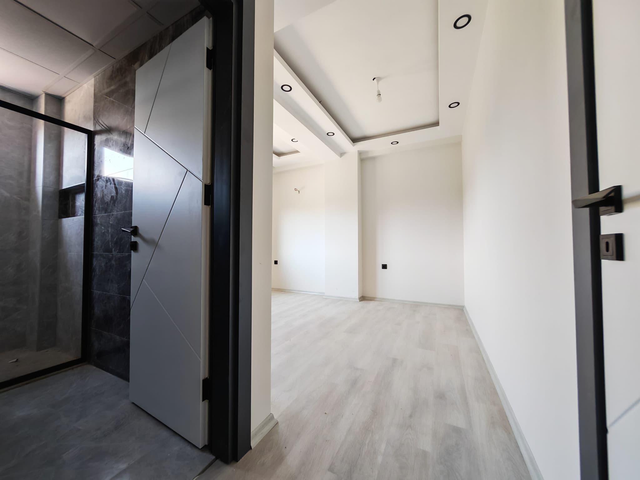 BAHÇEYAKA DA MERKEZİ KONUMDA LÜKS GENİŞ 2+1 SATILIK DAİRE