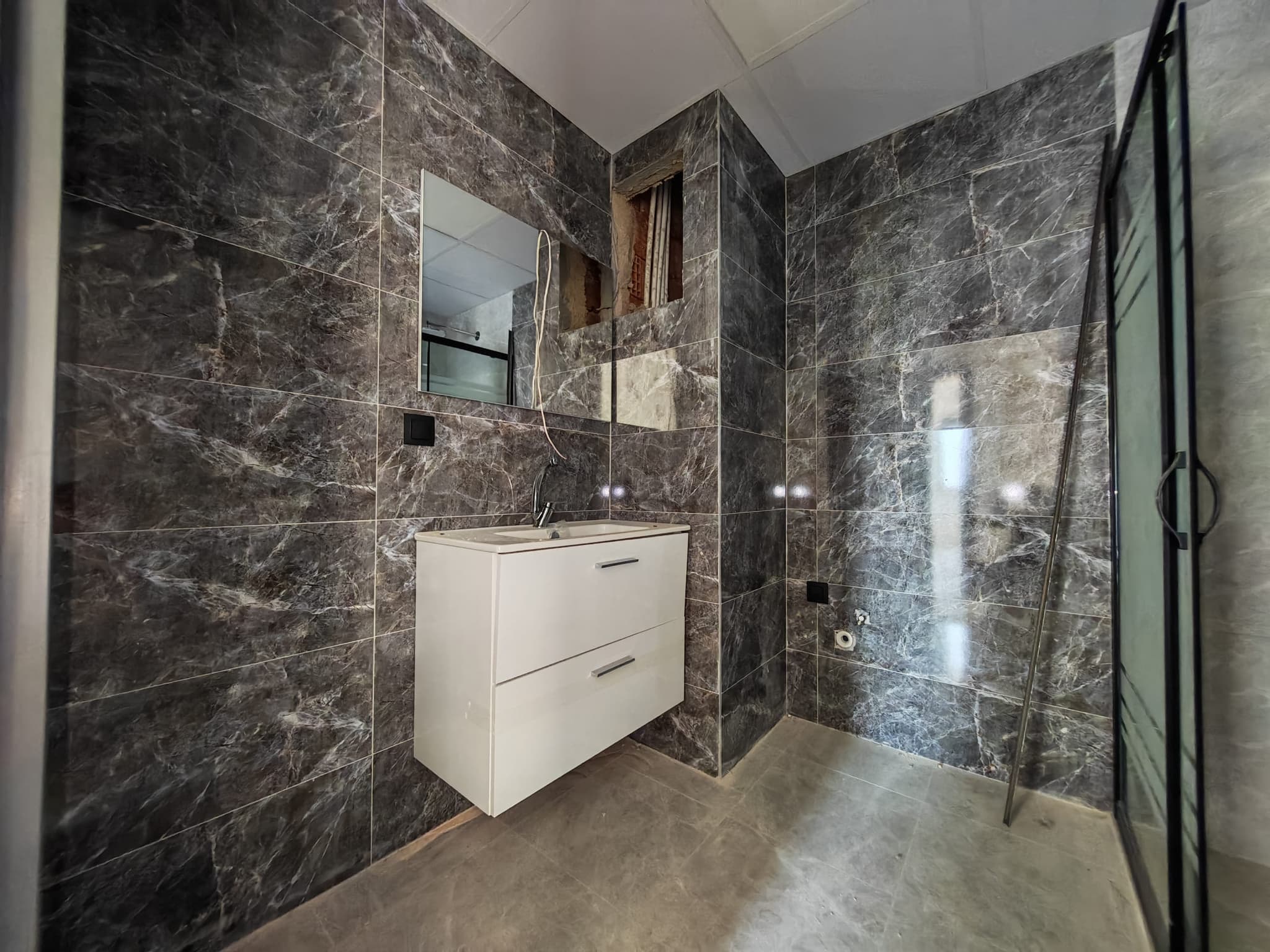 BAHÇEYAKA DA MERKEZİ KONUMDA LÜKS GENİŞ 2+1 SATILIK DAİRE