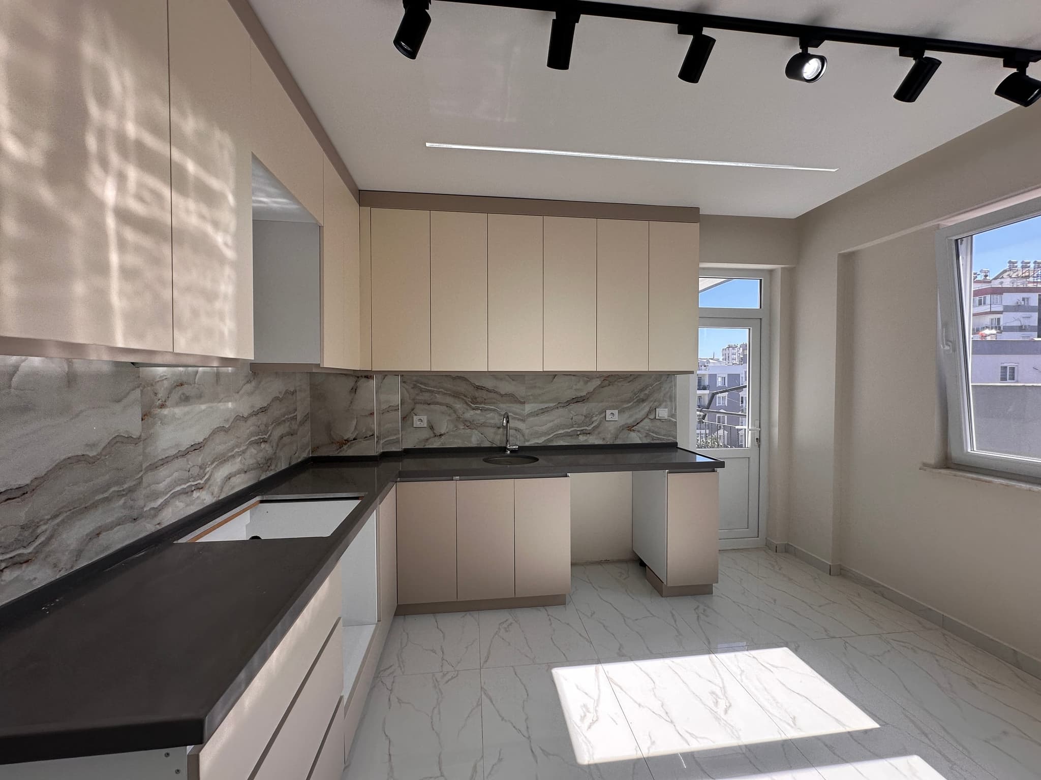 KIZILTOPRAK'TA ÖNÜ AÇIK FULL TADİLATLI 3+1 SATILIK DAİRE