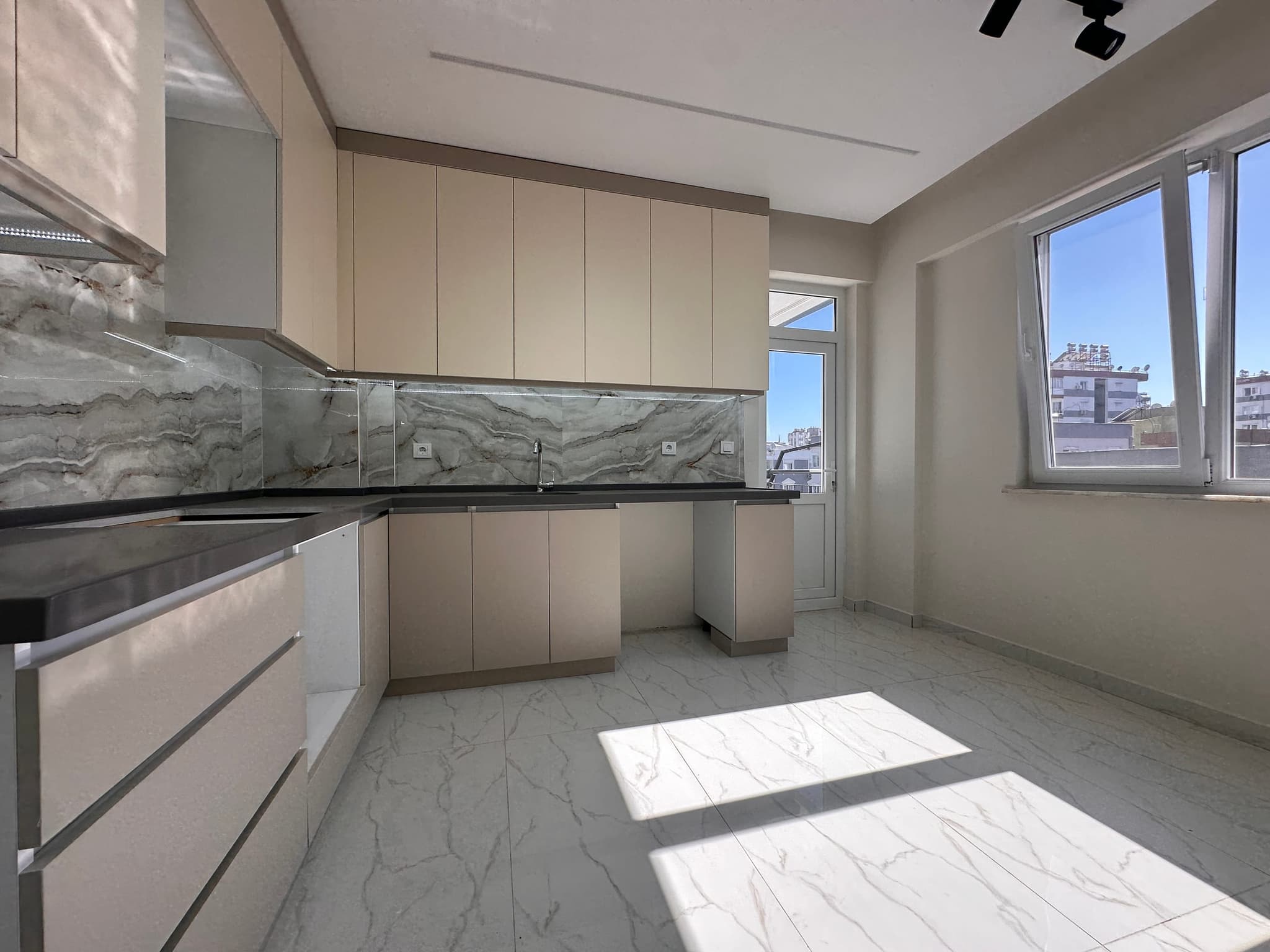 KIZILTOPRAK'TA ÖNÜ AÇIK FULL TADİLATLI 3+1 SATILIK DAİRE