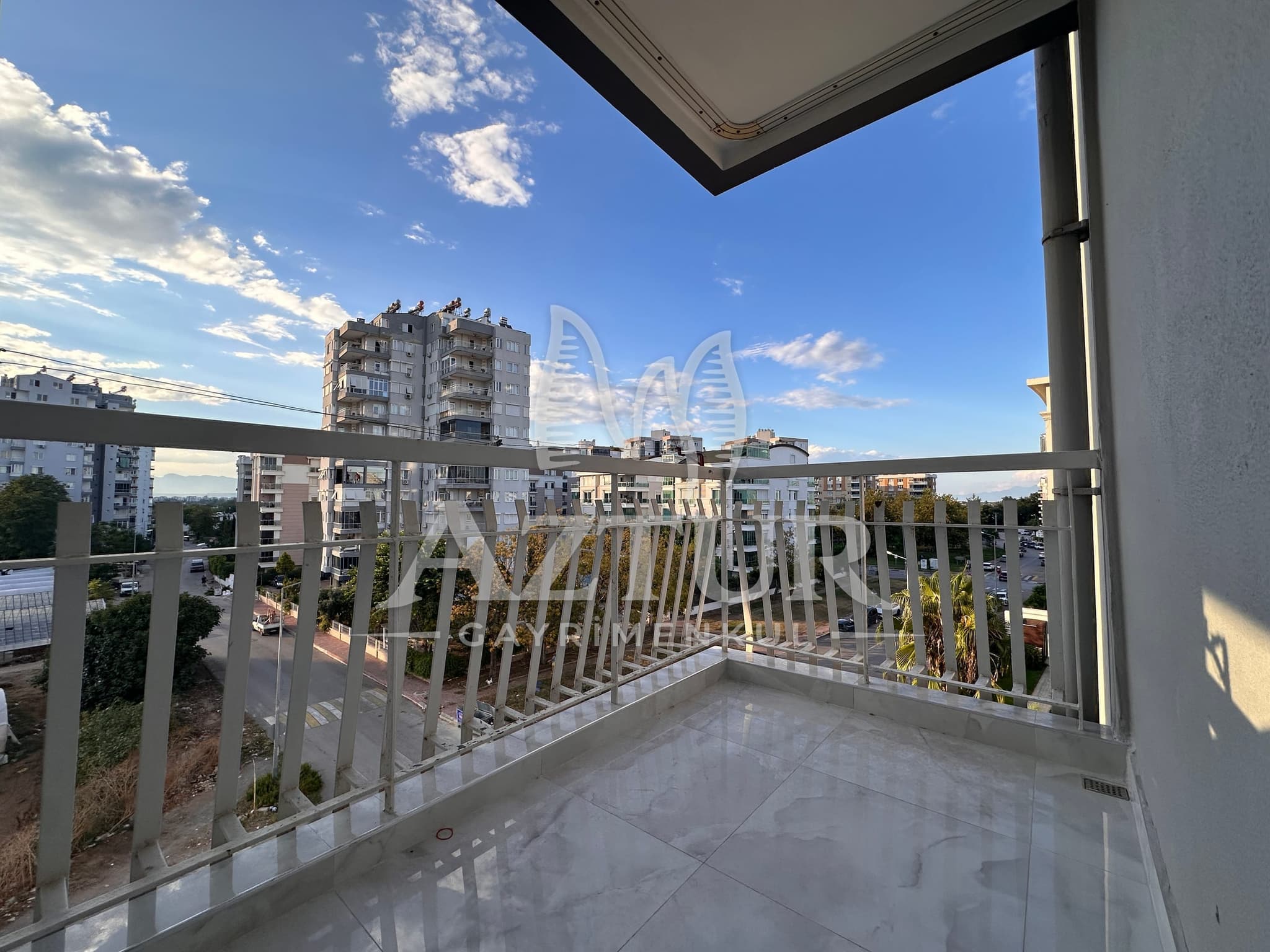 ÇAĞLAYAN'DA SİTE İÇERİSİNDE FULL TADİLATLI ARAKAT 3+1 SATILIK DAİRE