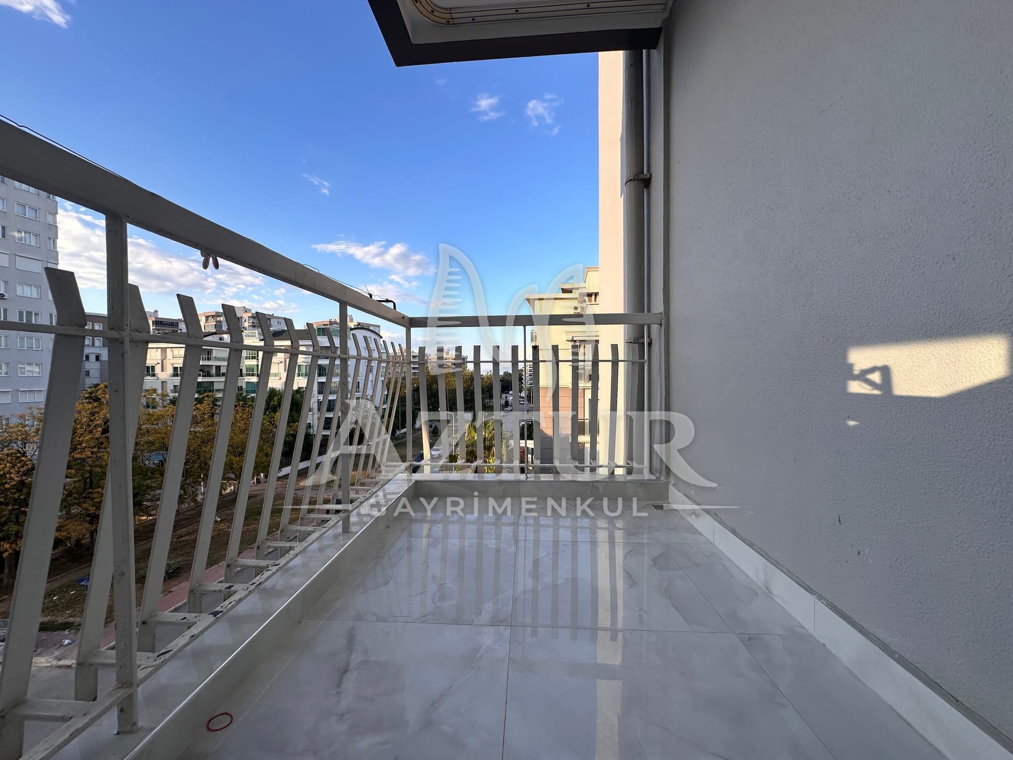 ÇAĞLAYAN'DA SİTE İÇERİSİNDE FULL TADİLATLI ARAKAT 3+1 SATILIK DAİRE