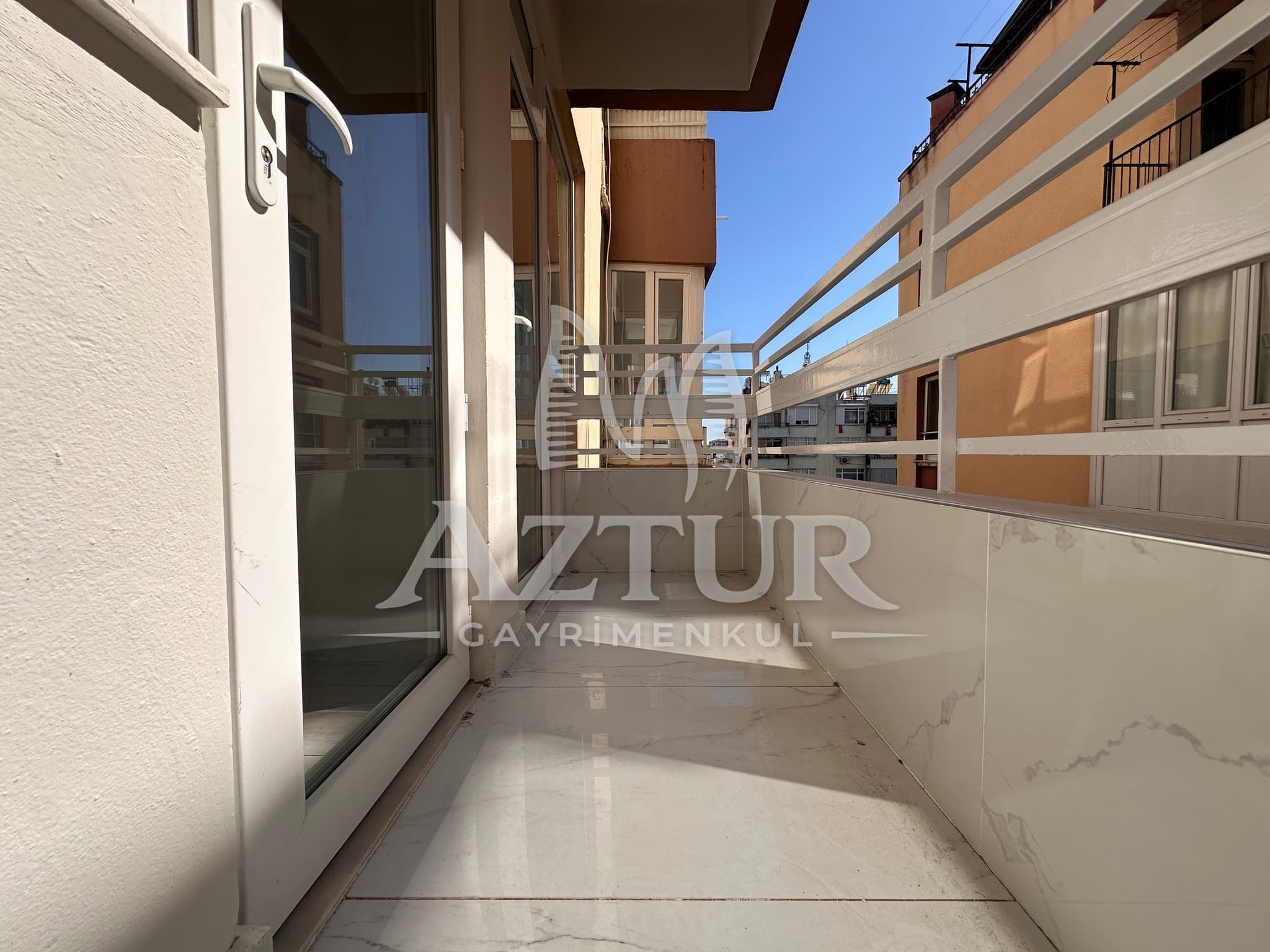 MEMUREVLERİ'NDE TRT CADDESİ ÜZERİNDE TADİLATLI 3+1 SATILIK DAİRE