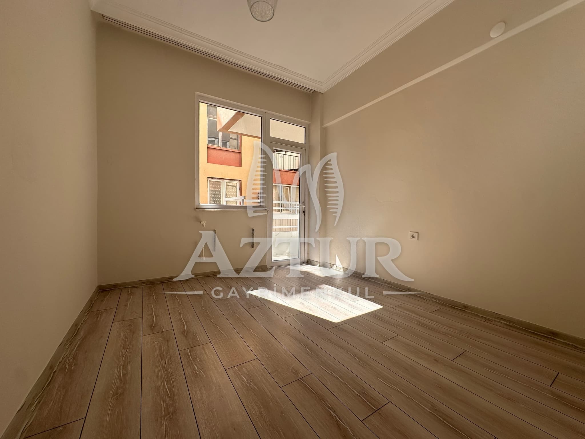 MEMUREVLERİ'NDE TRT CADDESİ ÜZERİNDE TADİLATLI 3+1 SATILIK DAİRE