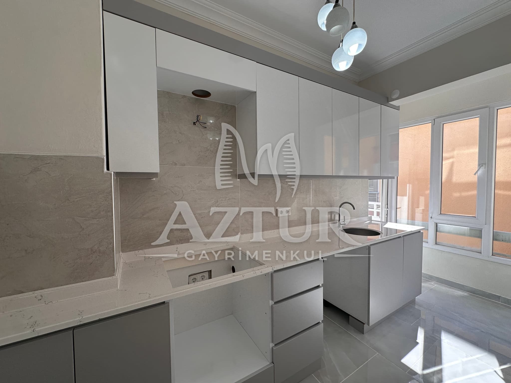 MEMUREVLERİ'NDE TRT CADDESİ ÜZERİNDE TADİLATLI 3+1 SATILIK DAİRE