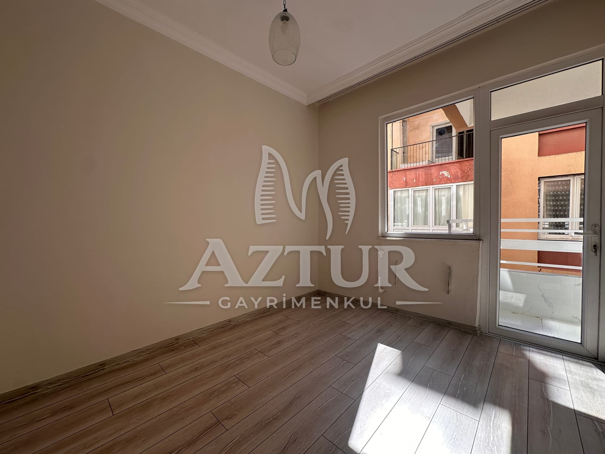 MEMUREVLERİ'NDE TRT CADDESİ ÜZERİNDE TADİLATLI 3+1 SATILIK DAİRE