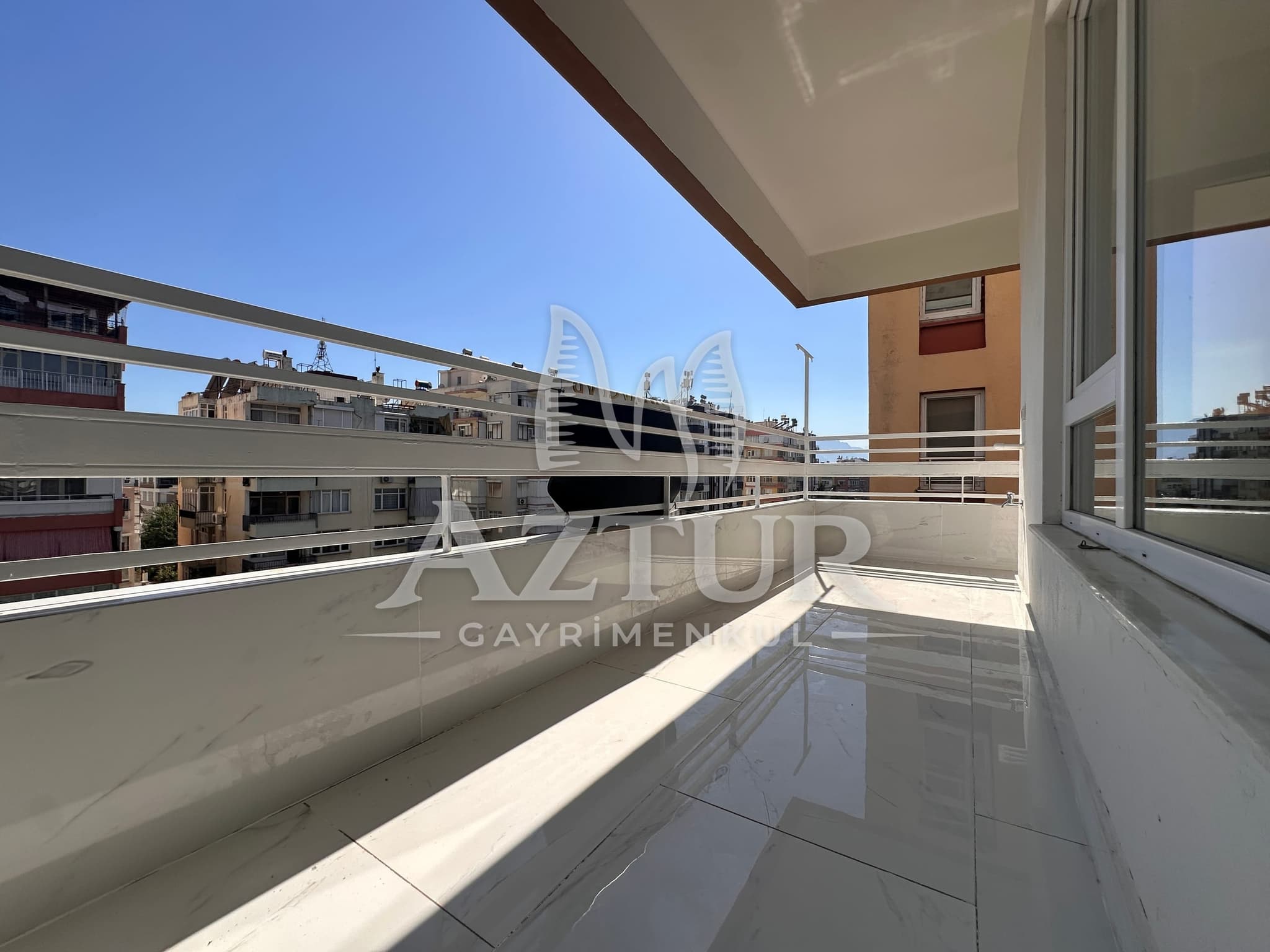 MEMUREVLERİ'NDE TRT CADDESİ ÜZERİNDE TADİLATLI 3+1 SATILIK DAİRE