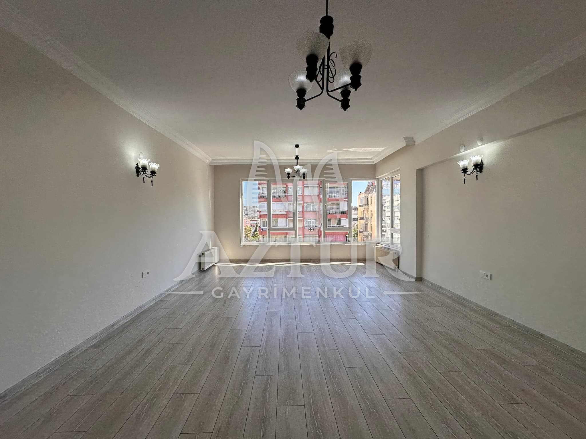 MEMUREVLERİ'NDE TRT CADDESİ ÜZERİNDE TADİLATLI 3+1 SATILIK DAİRE