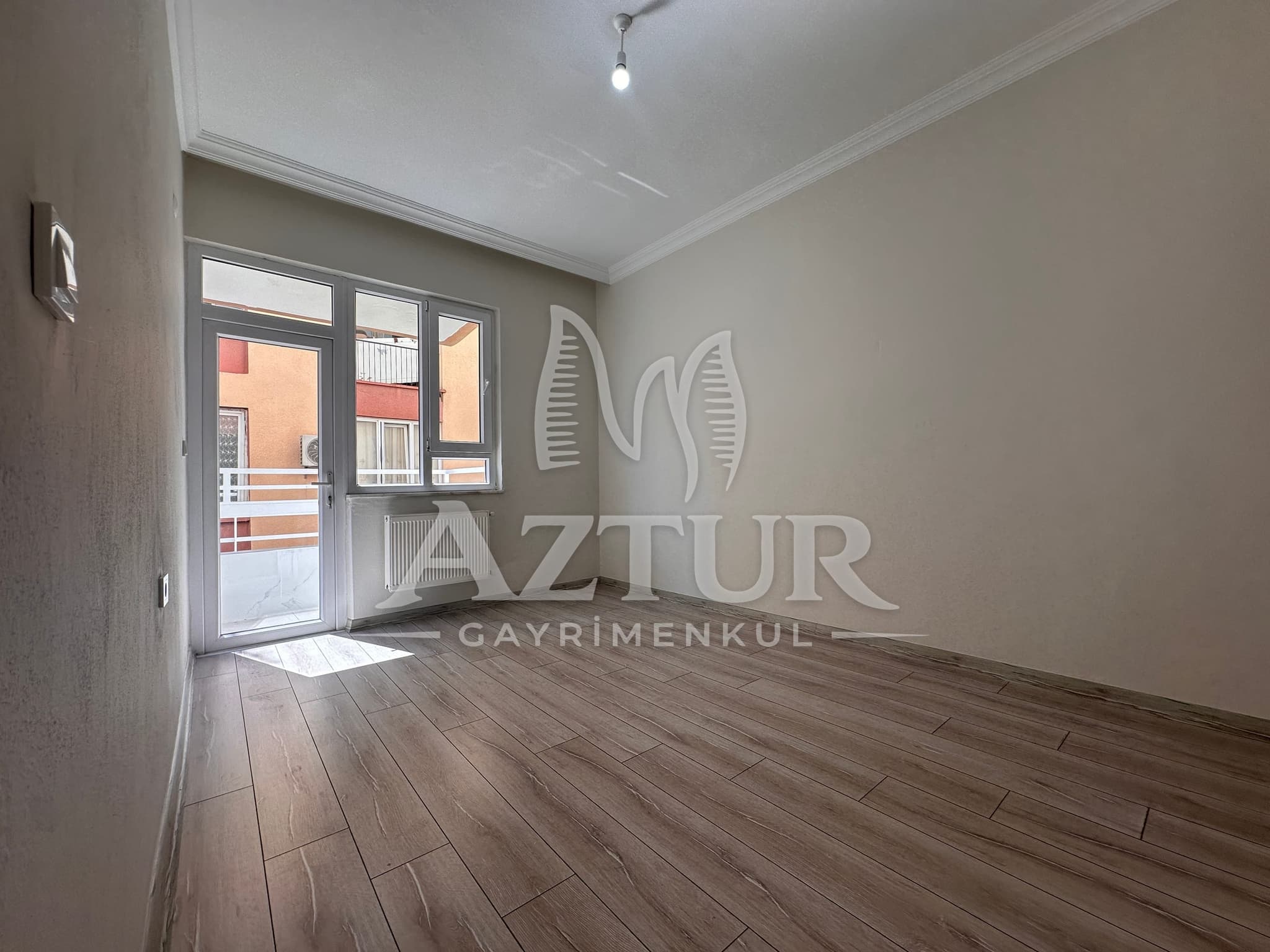 MEMUREVLERİ'NDE TRT CADDESİ ÜZERİNDE TADİLATLI 3+1 SATILIK DAİRE