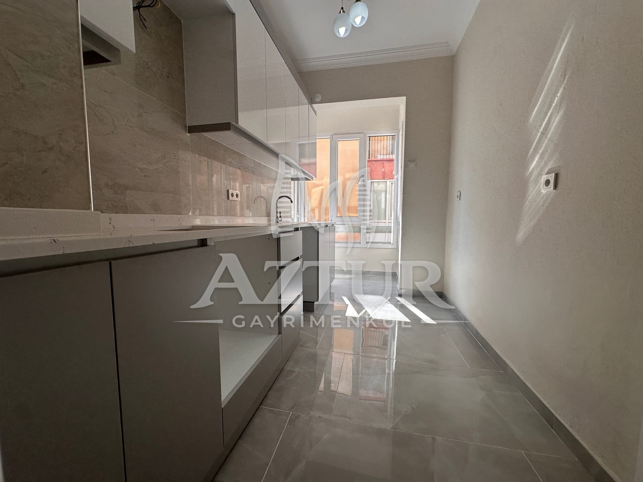 MEMUREVLERİ'NDE TRT CADDESİ ÜZERİNDE TADİLATLI 3+1 SATILIK DAİRE