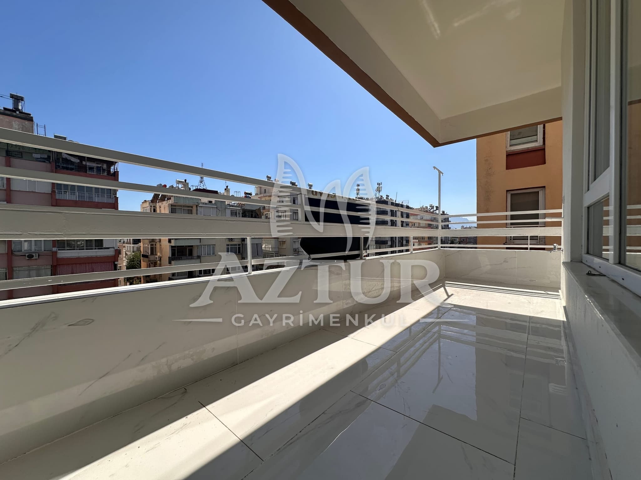 MEMUREVLERİ'NDE TRT CADDESİ ÜZERİNDE TADİLATLI 3+1 SATILIK DAİRE