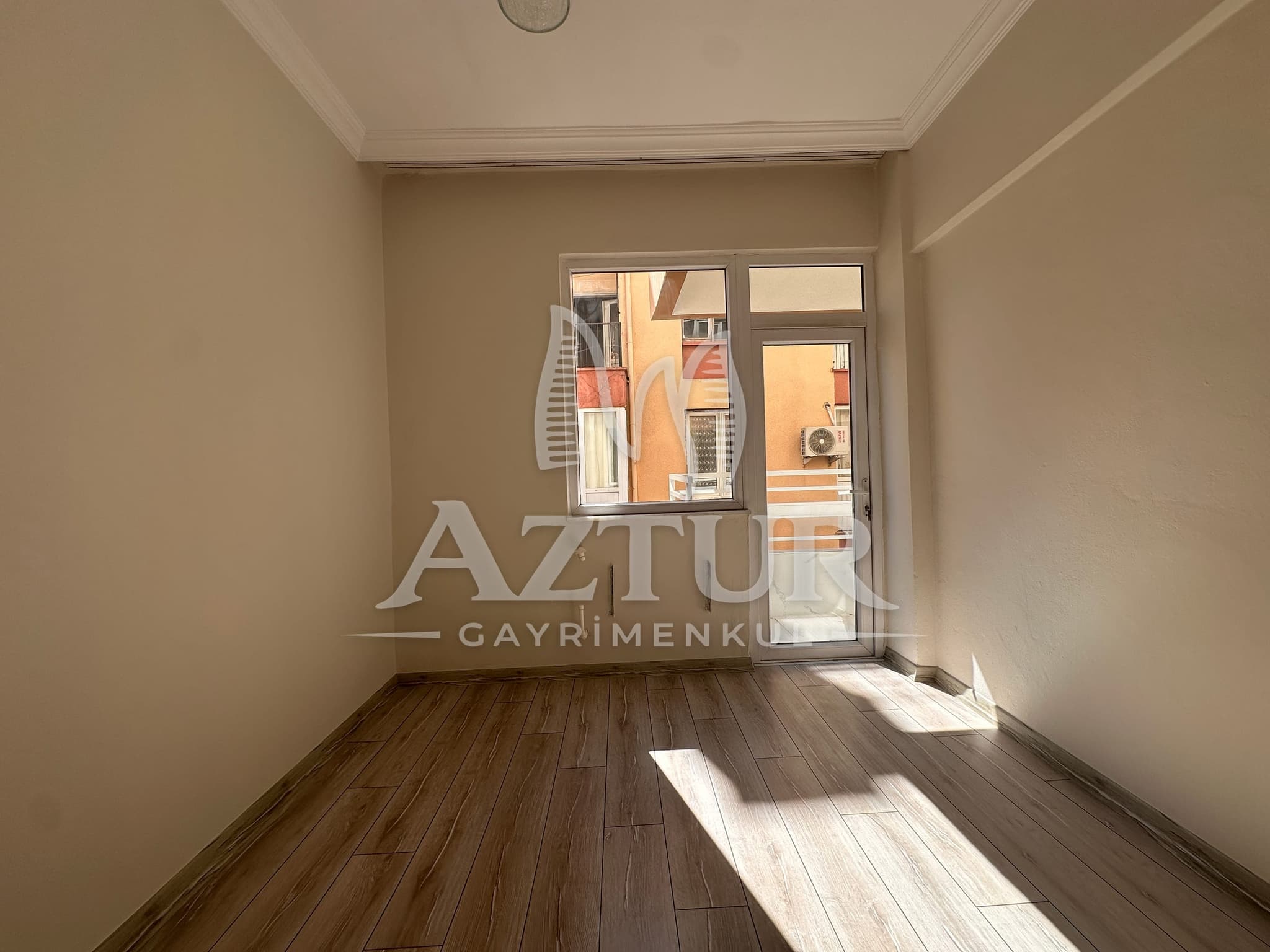 MEMUREVLERİ'NDE TRT CADDESİ ÜZERİNDE TADİLATLI 3+1 SATILIK DAİRE