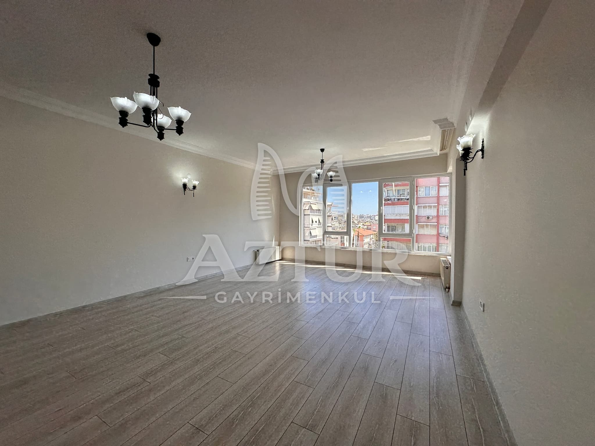MEMUREVLERİ'NDE TRT CADDESİ ÜZERİNDE TADİLATLI 3+1 SATILIK DAİRE