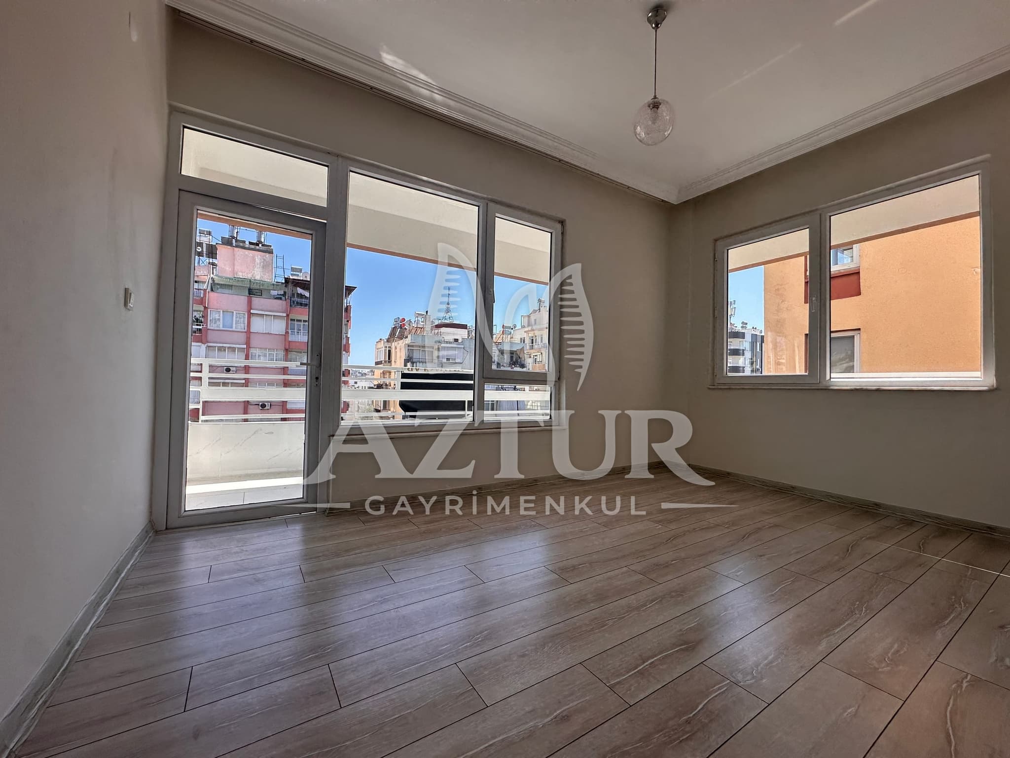 MEMUREVLERİ'NDE TRT CADDESİ ÜZERİNDE TADİLATLI 3+1 SATILIK DAİRE