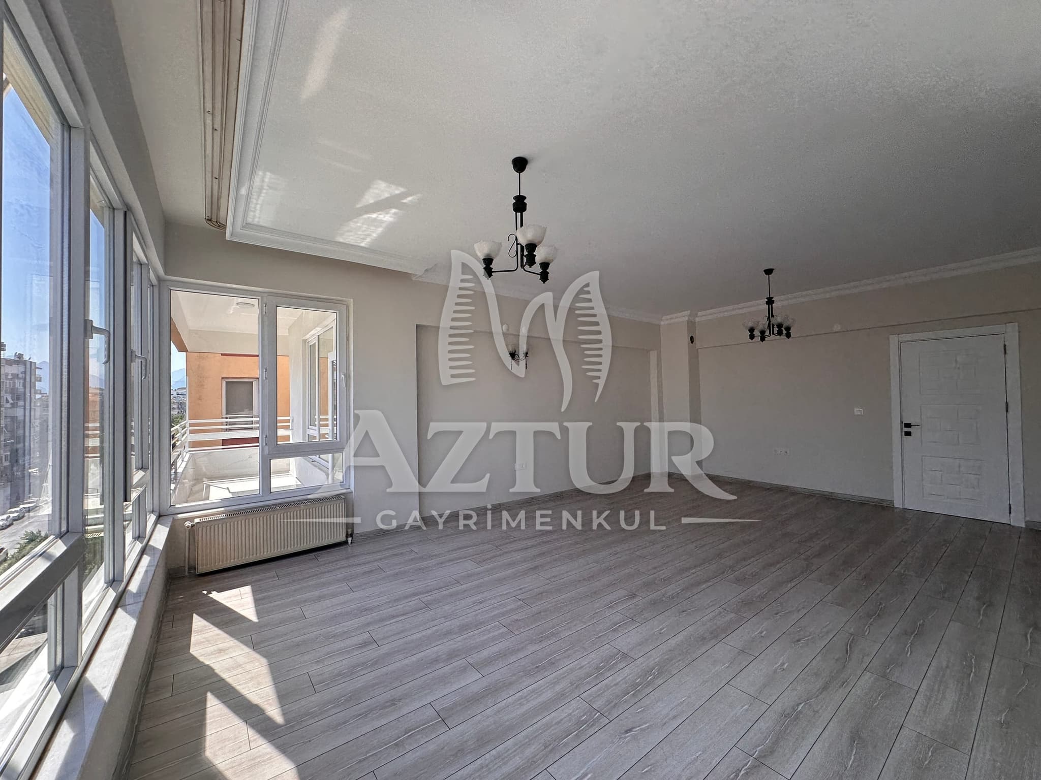 MEMUREVLERİ'NDE TRT CADDESİ ÜZERİNDE TADİLATLI 3+1 SATILIK DAİRE