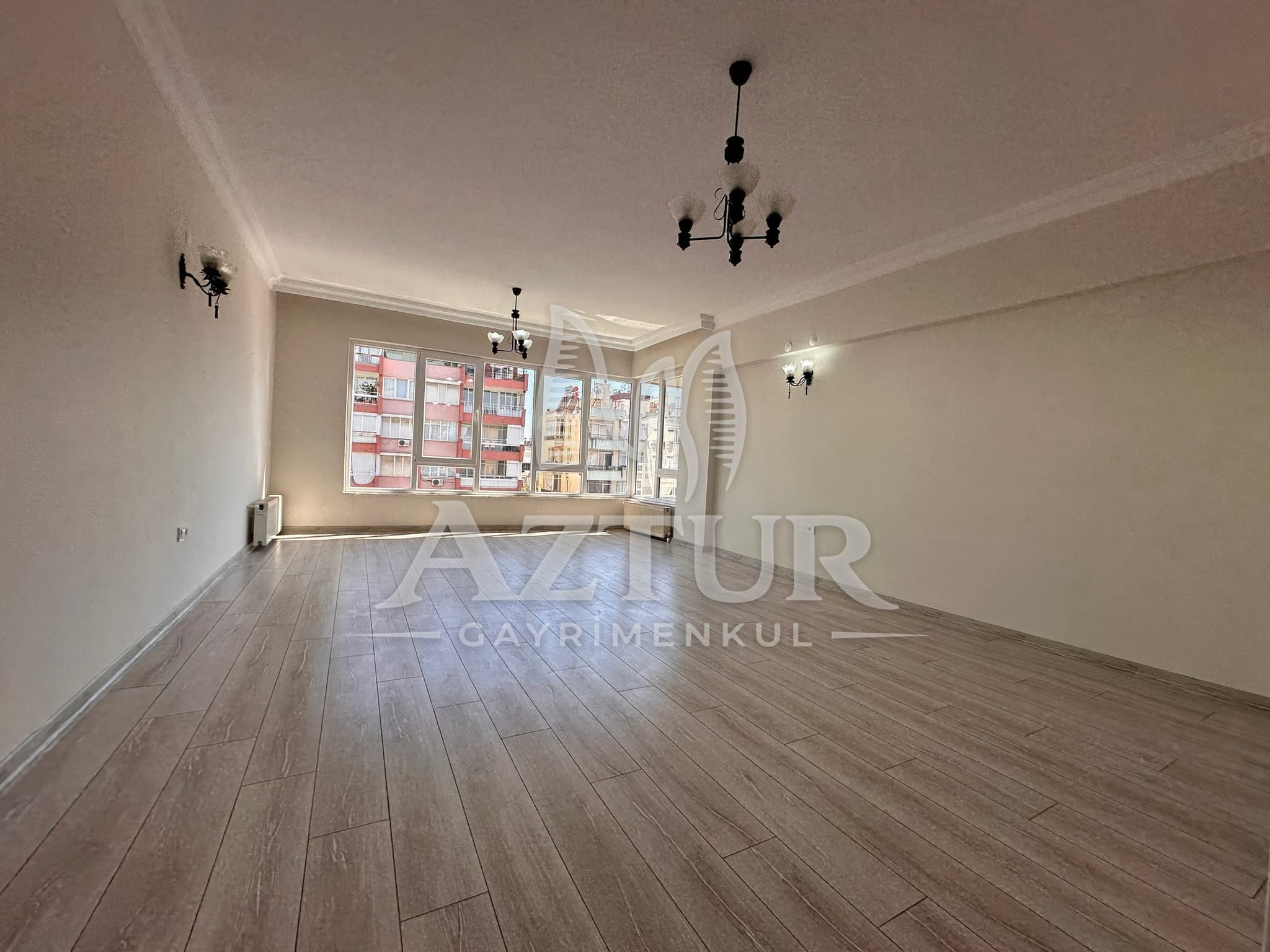 MEMUREVLERİ'NDE TRT CADDESİ ÜZERİNDE TADİLATLI 3+1 SATILIK DAİRE