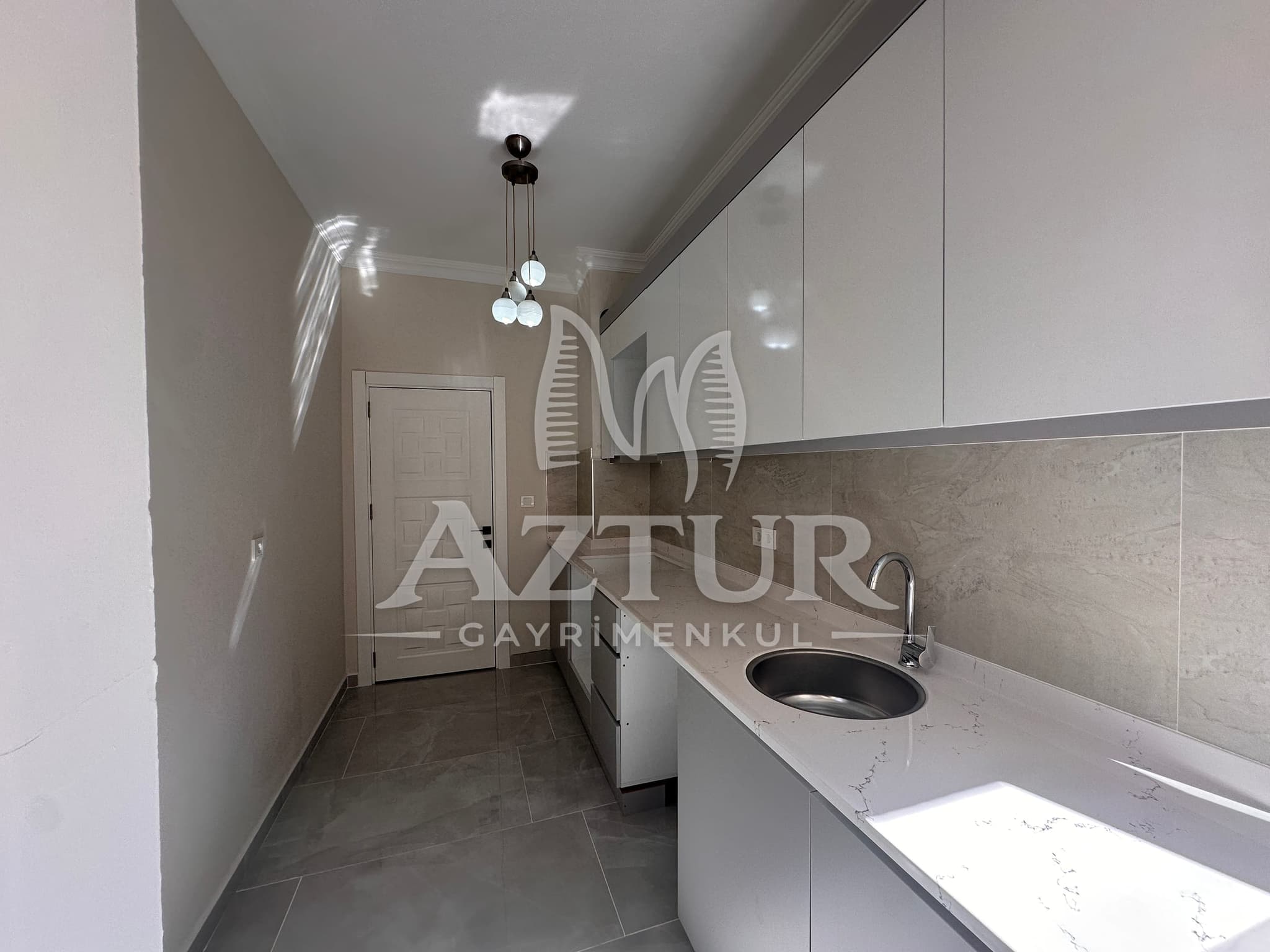 MEMUREVLERİ'NDE TRT CADDESİ ÜZERİNDE TADİLATLI 3+1 SATILIK DAİRE