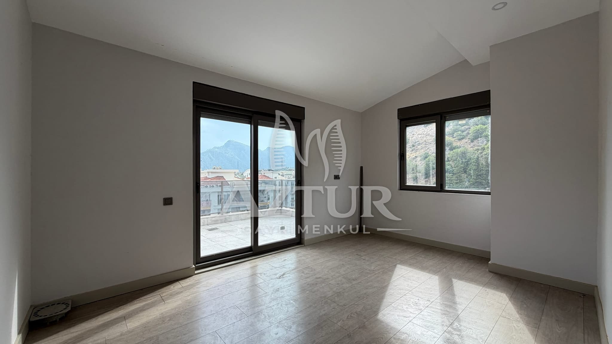 HURMA'DA TEK BLOKLU SİTE İÇERİSİNDE HAVUZLU DUBLEKS 3+1 SATILIK DAİRE