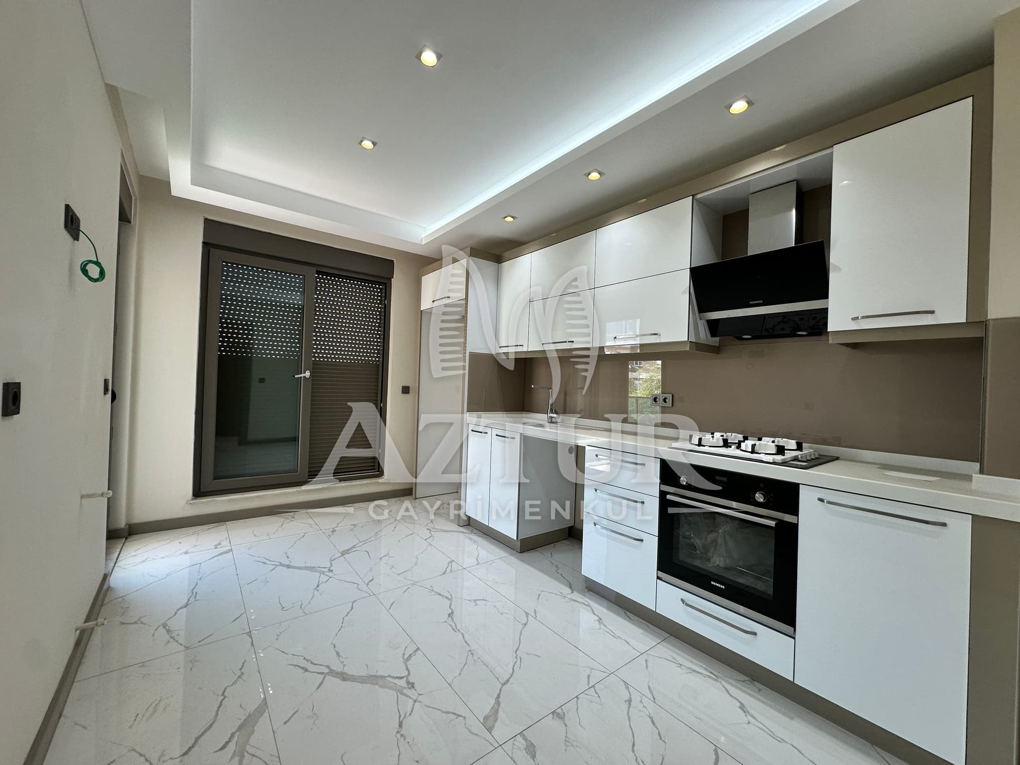 KIRÇİÇEĞİ CADDESİNDE AYRI MUTFAK SIFIR 2+1 SATILIK DAİRE