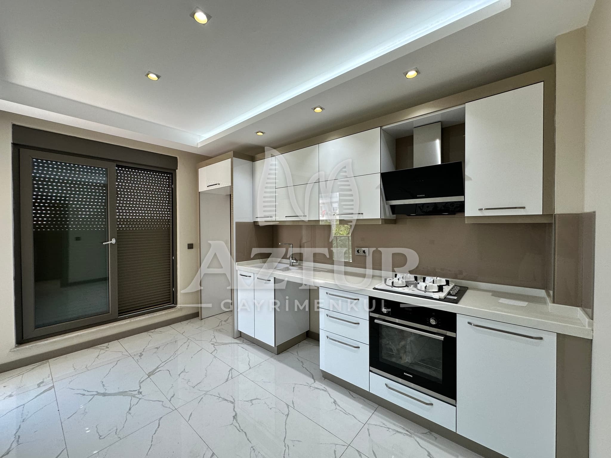 KIRÇİÇEĞİ CADDESİNDE AYRI MUTFAK SIFIR 2+1 SATILIK DAİRE