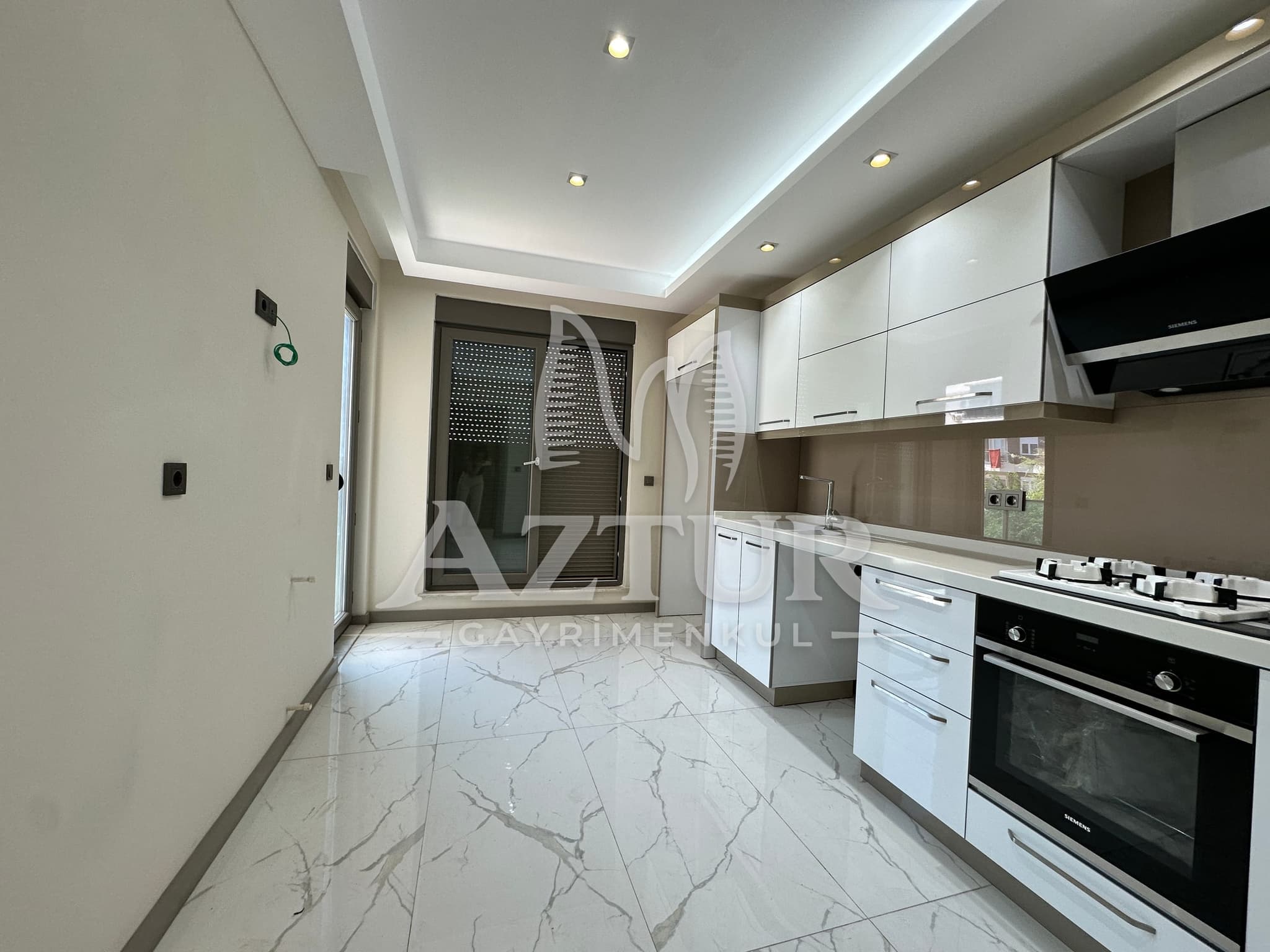 KIRÇİÇEĞİ CADDESİNDE AYRI MUTFAK SIFIR 2+1 SATILIK DAİRE