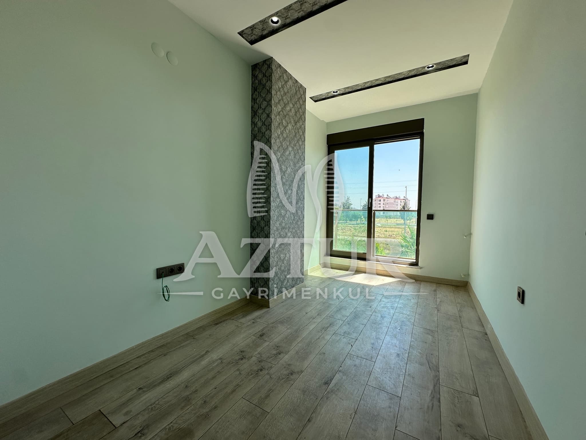 KIRÇİÇEĞİ CADDESİNDE AYRI MUTFAK SIFIR 2+1 SATILIK DAİRE