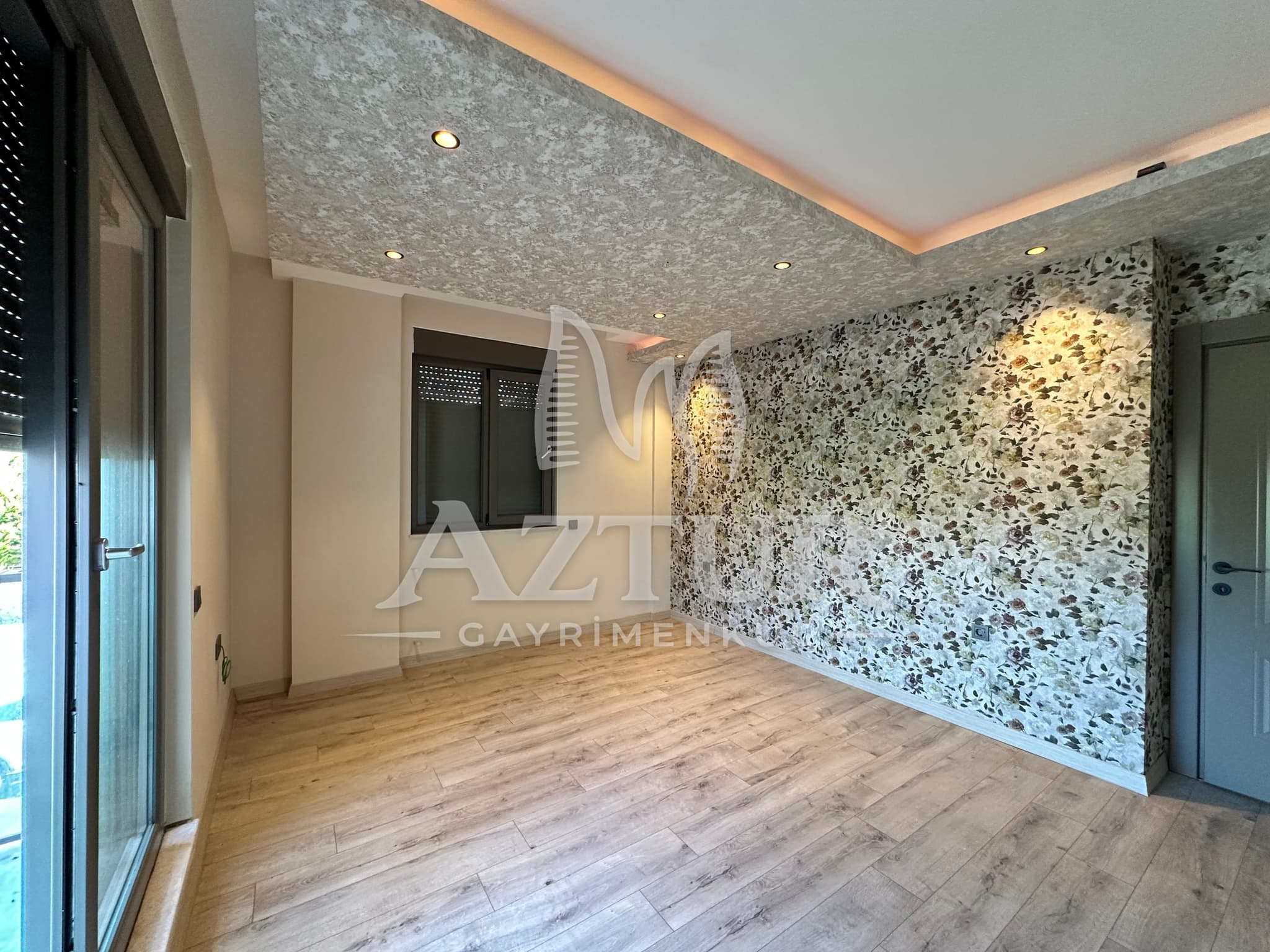 KIRÇİÇEĞİ CADDESİNDE AYRI MUTFAK SIFIR 2+1 SATILIK DAİRE
