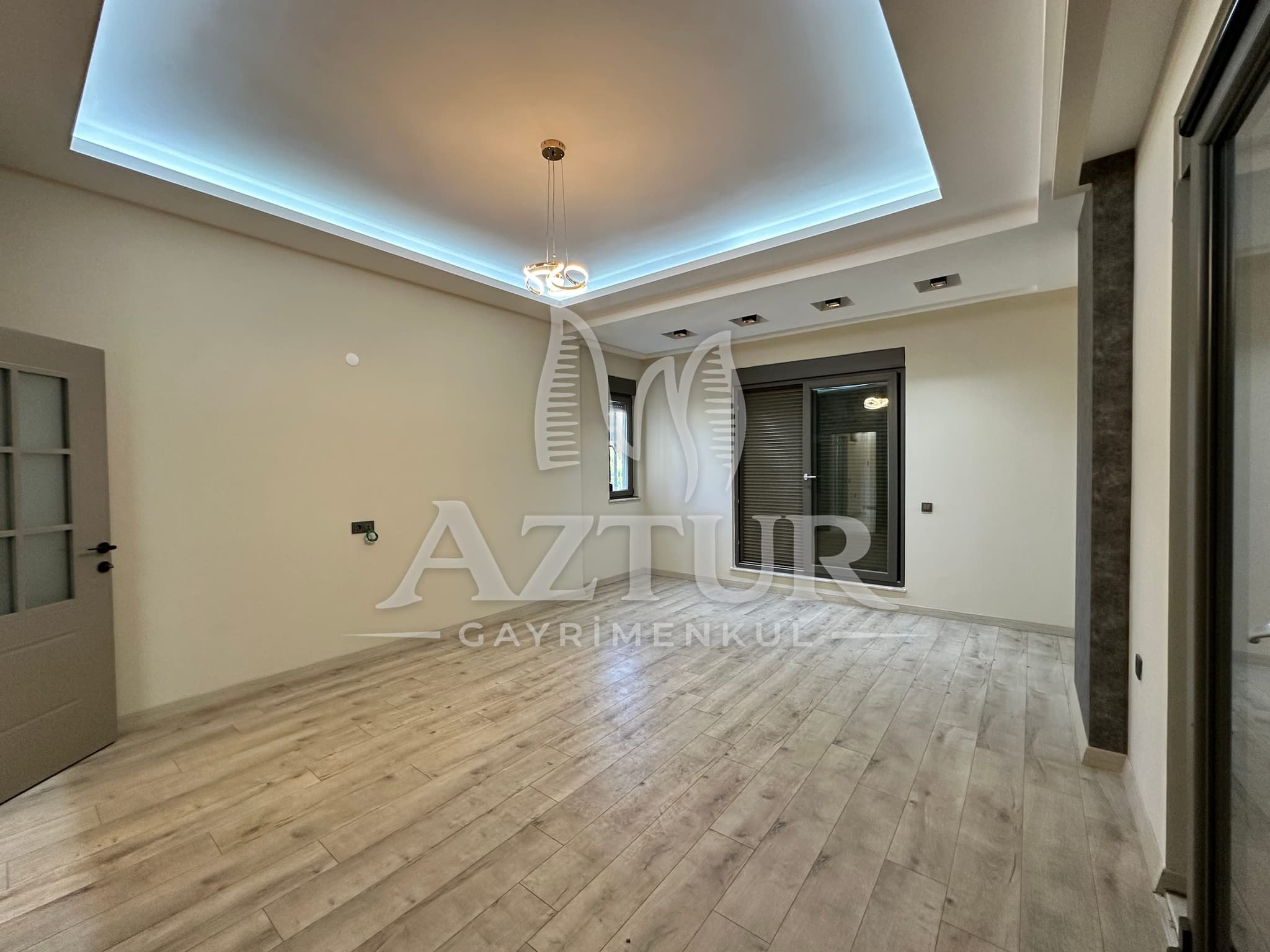 KIRÇİÇEĞİ CADDESİNDE AYRI MUTFAK SIFIR 2+1 SATILIK DAİRE