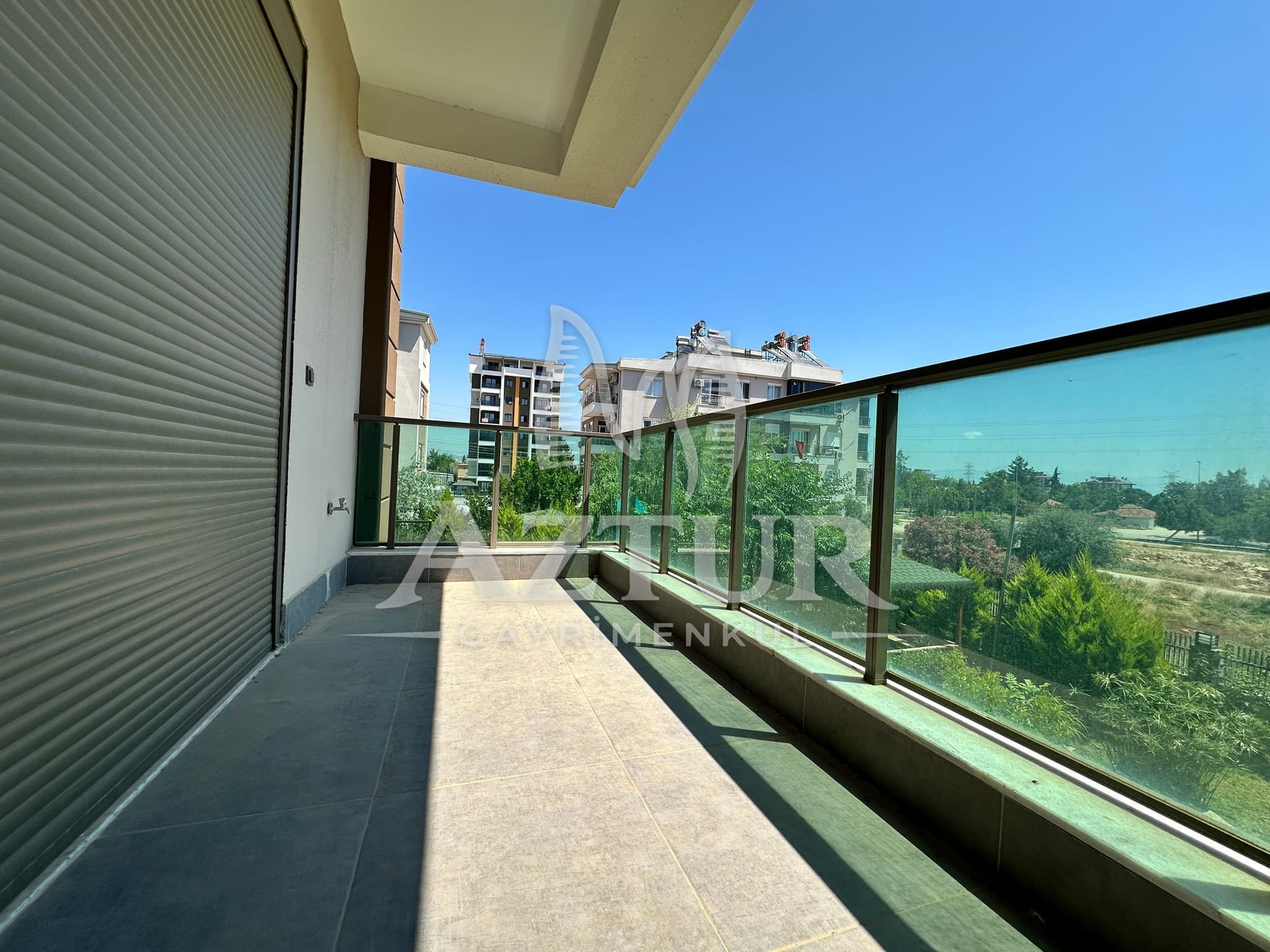 KIRÇİÇEĞİ CADDESİNDE AYRI MUTFAK SIFIR 2+1 SATILIK DAİRE