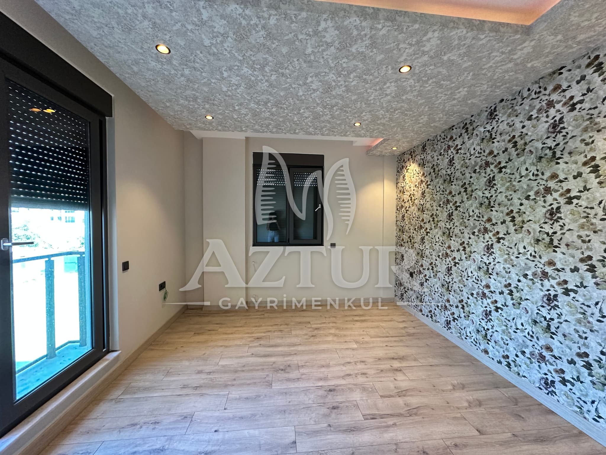KIRÇİÇEĞİ CADDESİNDE AYRI MUTFAK SIFIR 2+1 SATILIK DAİRE