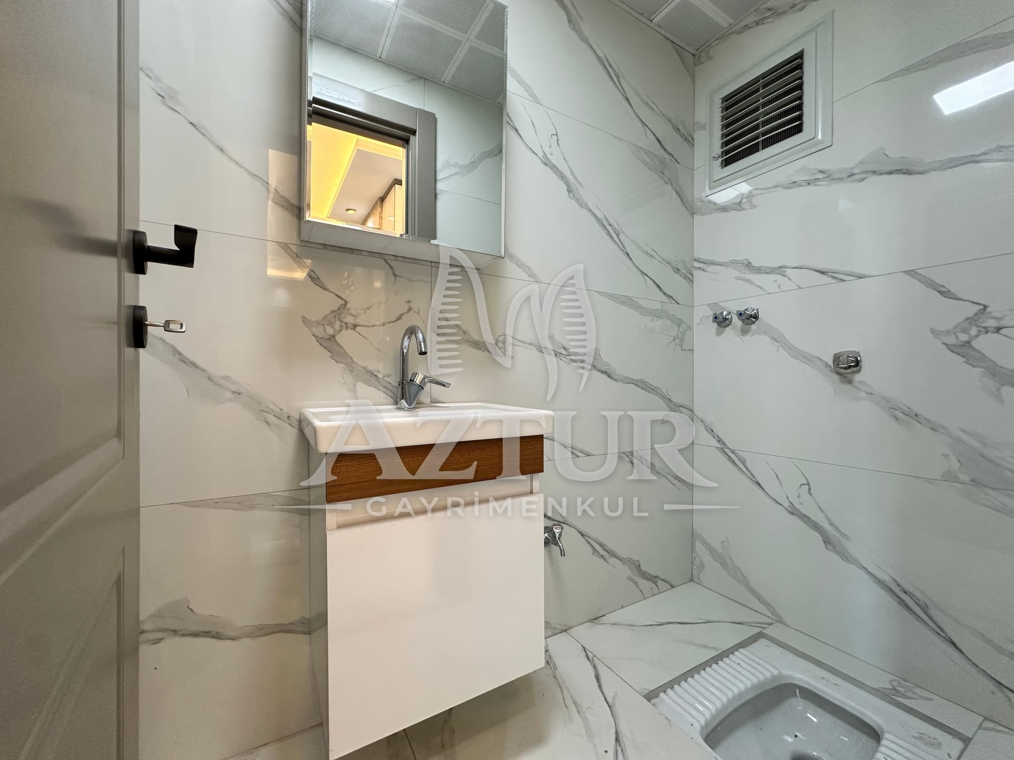 KIRÇİÇEĞİ CADDESİNDE AYRI MUTFAK SIFIR 2+1 SATILIK DAİRE