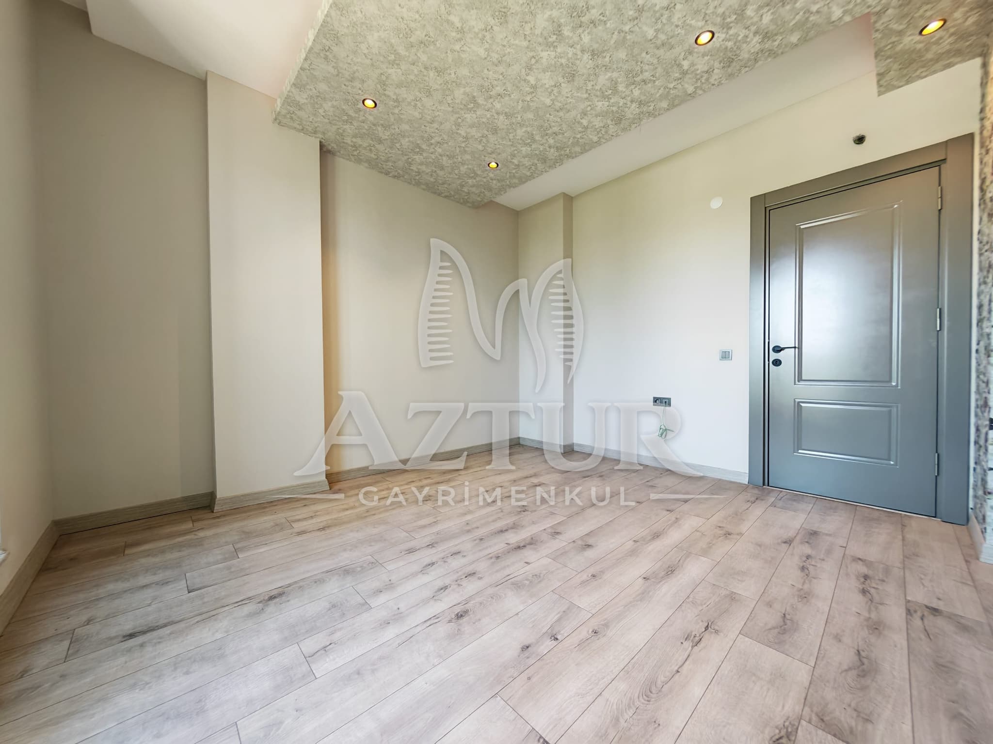 KIRÇİÇEĞİ CADDESİNDE AYRI MUTFAK SIFIR 3+1 SATILIK DAİRE