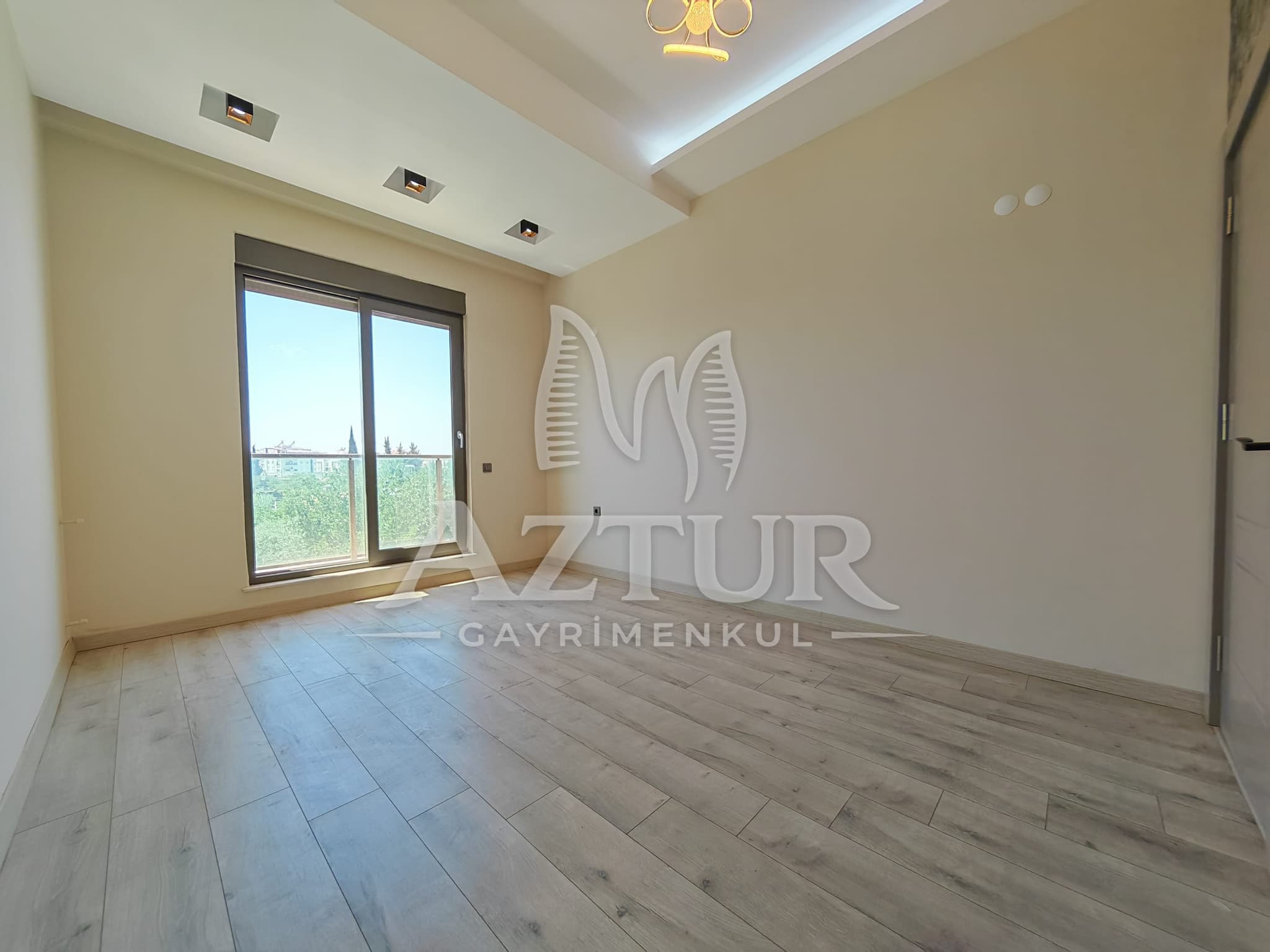 KIRÇİÇEĞİ CADDESİNDE AYRI MUTFAK SIFIR 3+1 SATILIK DAİRE
