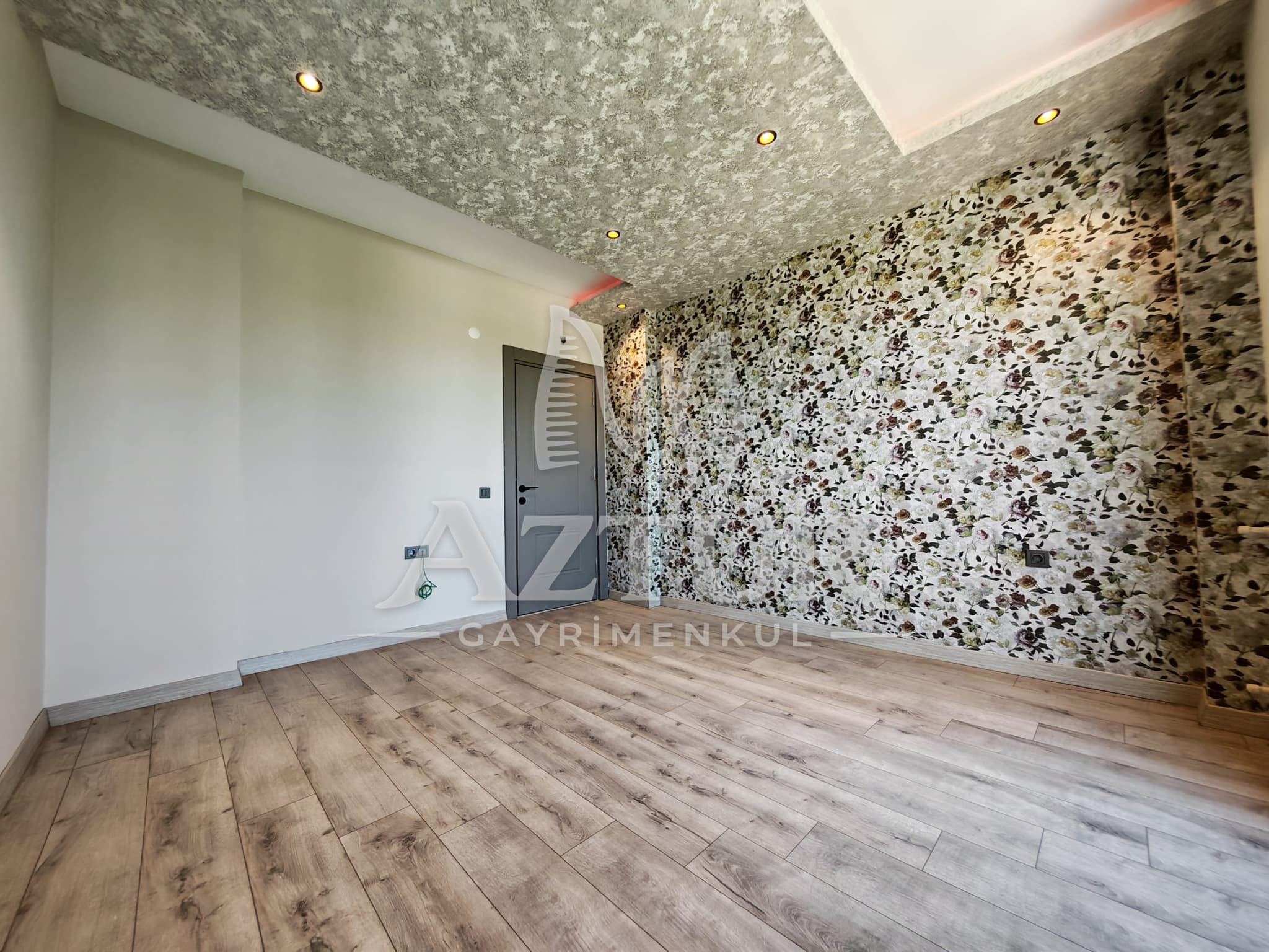 KIRÇİÇEĞİ CADDESİNDE AYRI MUTFAK SIFIR 3+1 SATILIK DAİRE