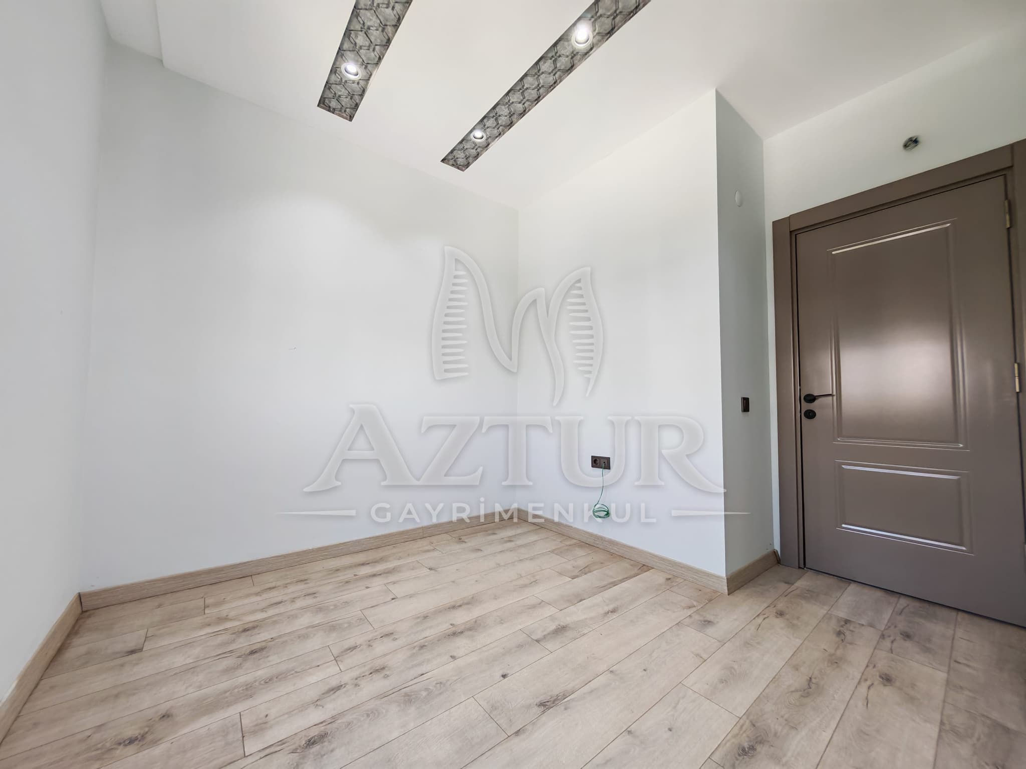 KIRÇİÇEĞİ CADDESİNDE AYRI MUTFAK SIFIR 3+1 SATILIK DAİRE