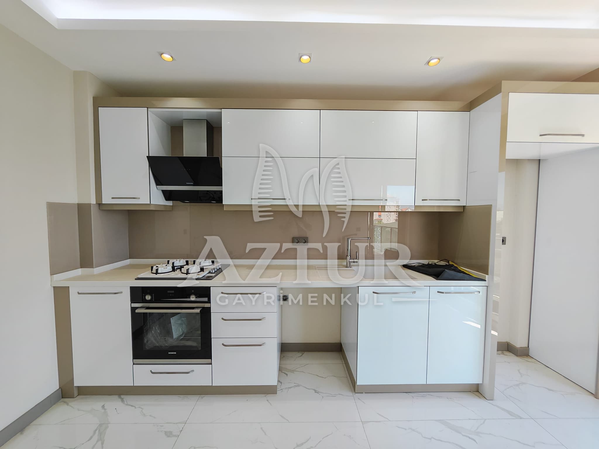 KIRÇİÇEĞİ CADDESİNDE AYRI MUTFAK SIFIR 3+1 SATILIK DAİRE