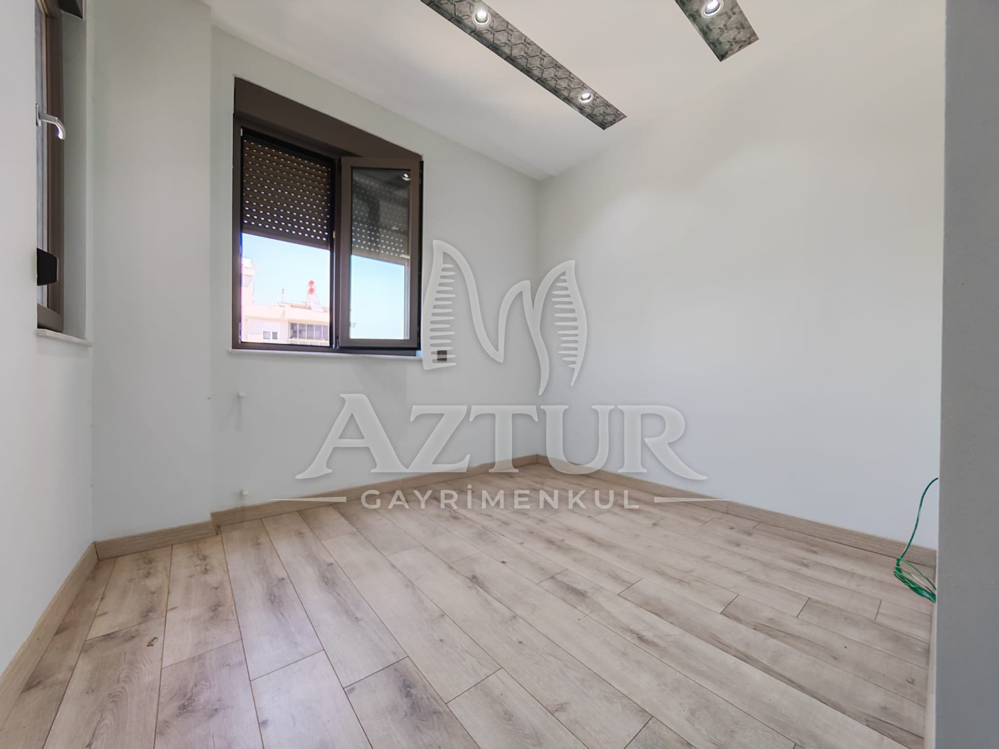 KIRÇİÇEĞİ CADDESİNDE AYRI MUTFAK SIFIR 3+1 SATILIK DAİRE