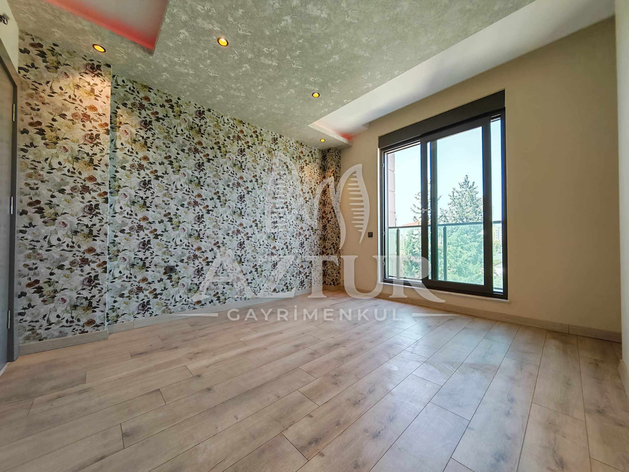 KIRÇİÇEĞİ CADDESİNDE AYRI MUTFAK SIFIR 3+1 SATILIK DAİRE