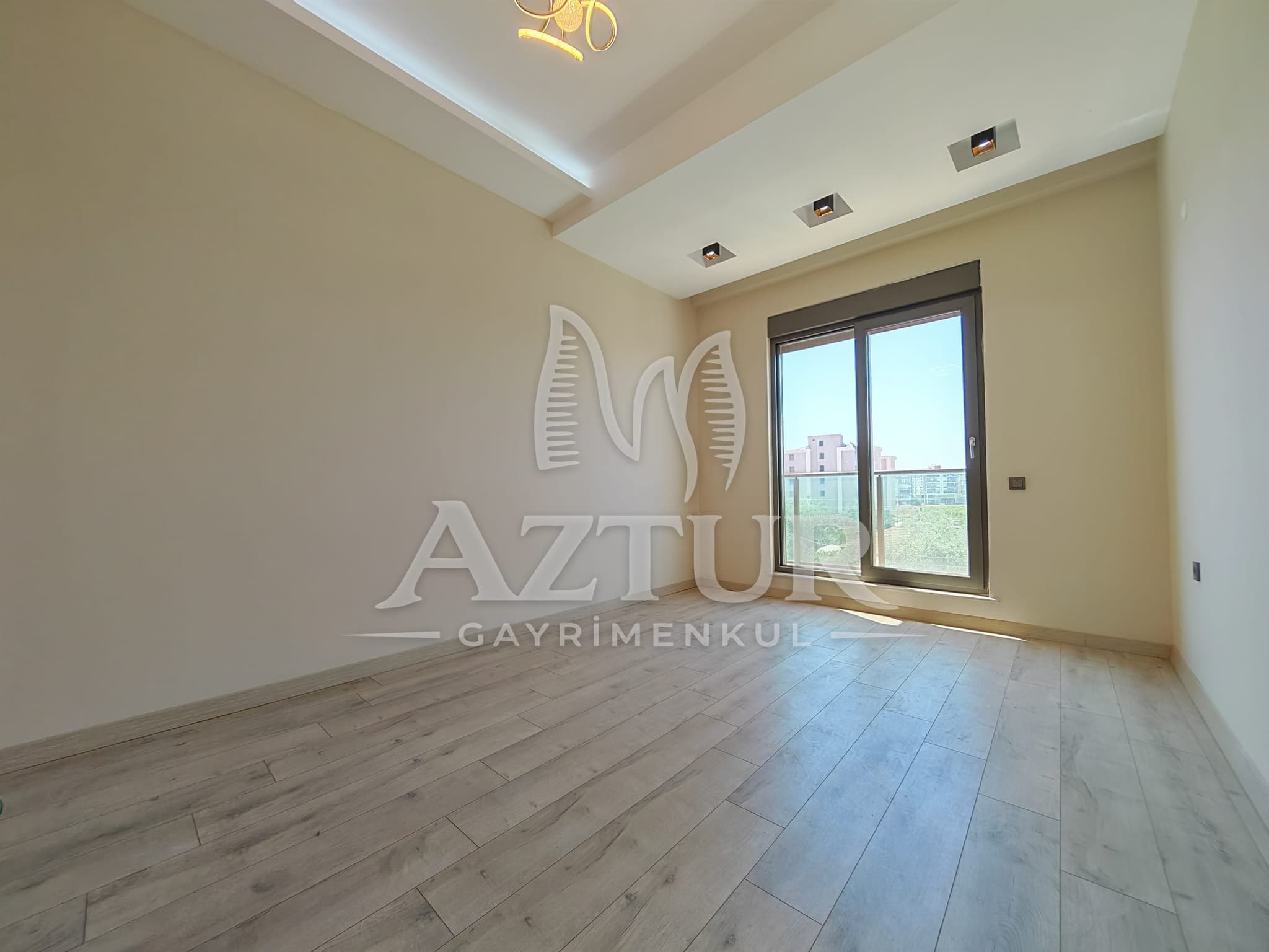 KIRÇİÇEĞİ CADDESİNDE AYRI MUTFAK SIFIR 3+1 SATILIK DAİRE