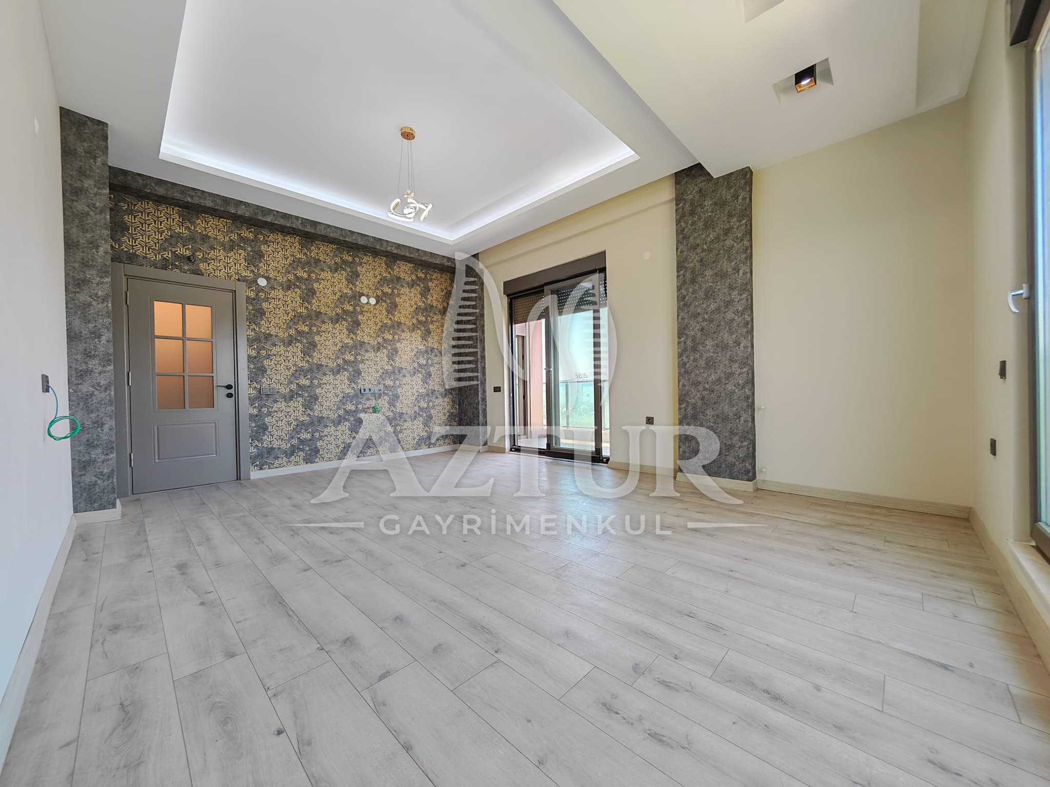 KIRÇİÇEĞİ CADDESİNDE AYRI MUTFAK SIFIR 3+1 SATILIK DAİRE