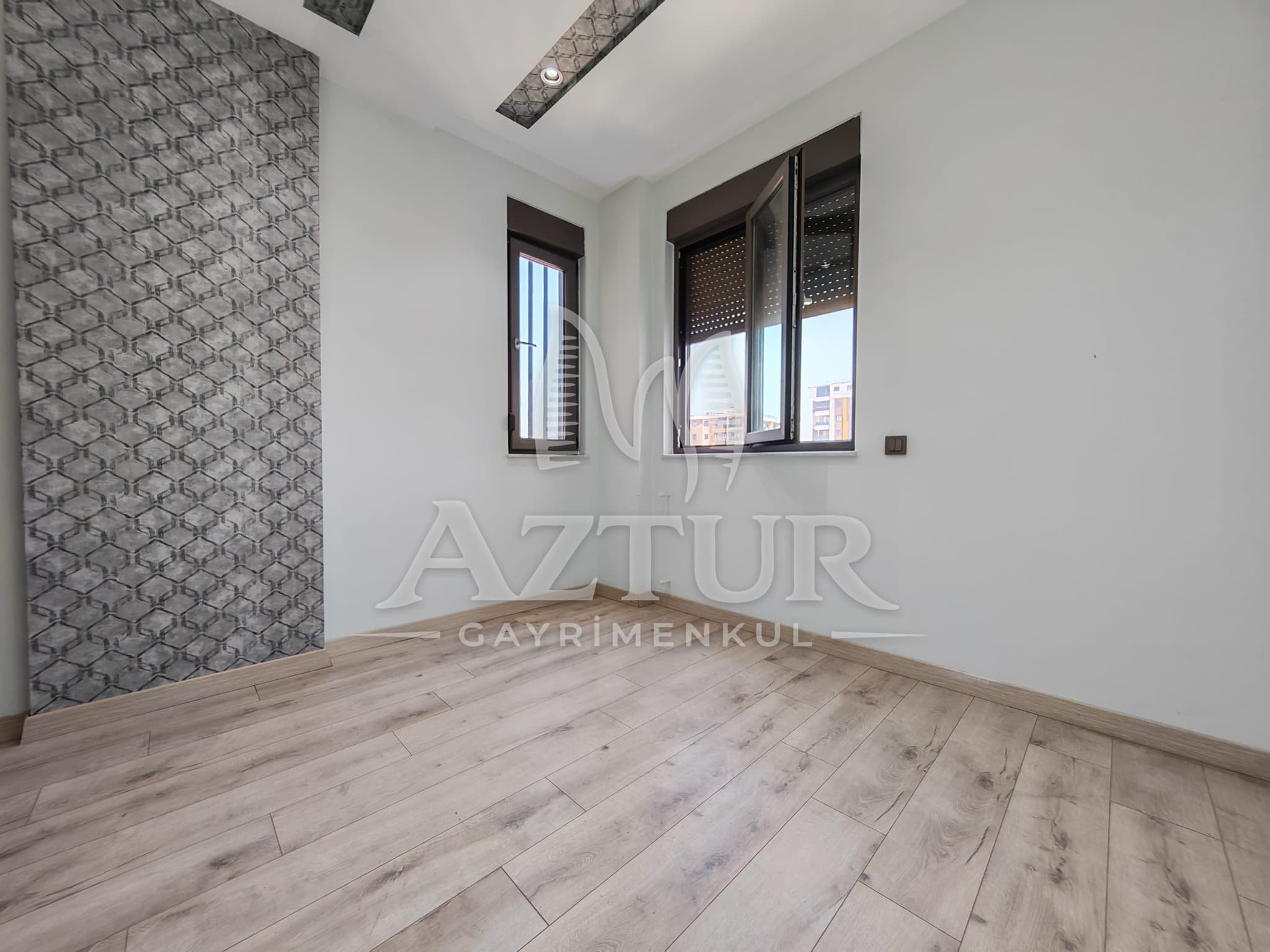KIRÇİÇEĞİ CADDESİNDE AYRI MUTFAK SIFIR 3+1 SATILIK DAİRE