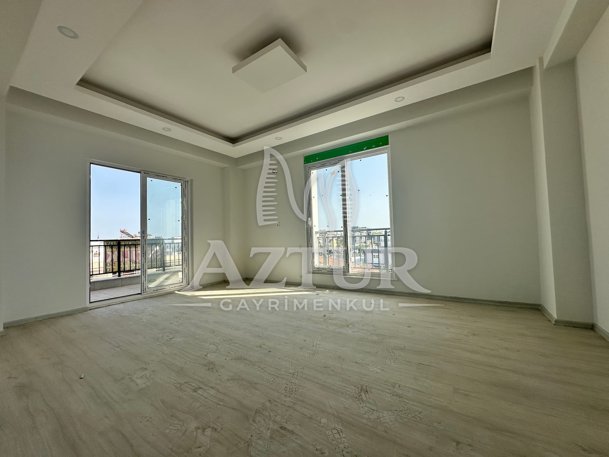 TRAMVAYA YÜRÜME MESAFESİNDE ARAKAT SIFIR 2+1 SATILIK DAİRE